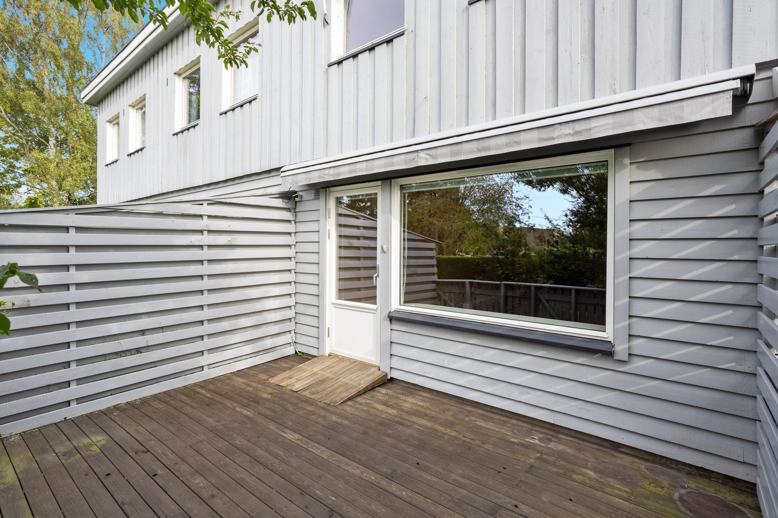 Fra stuen er det utgang til en terrasse på ca. 14 m². Galleribilde