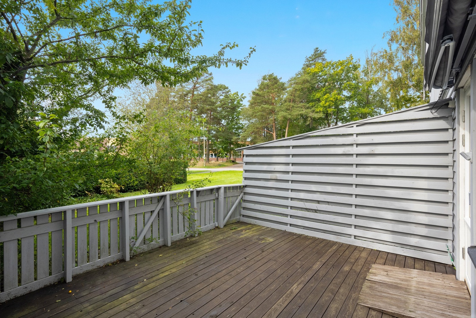 Her er det god plass til utemøbler og grill, og terrassen gir mulighet for å nyte både solfylte dager og lune sommerkvelder. Galleribilde