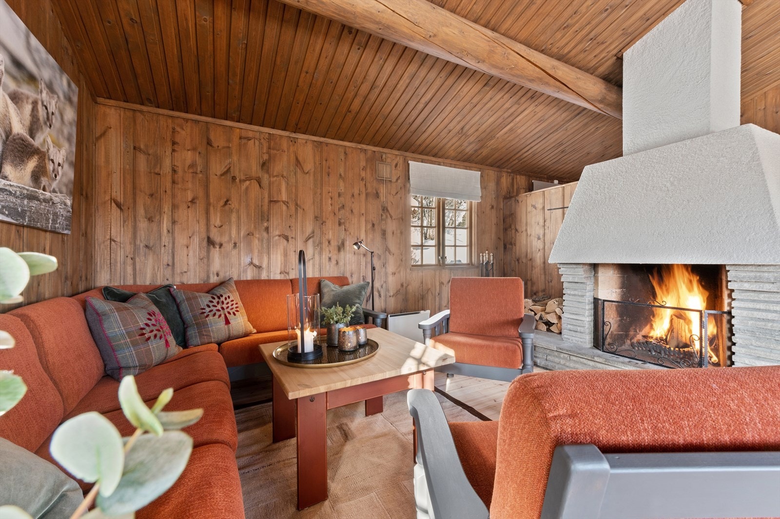 Stue med god plass til sofagruppe Galleribilde