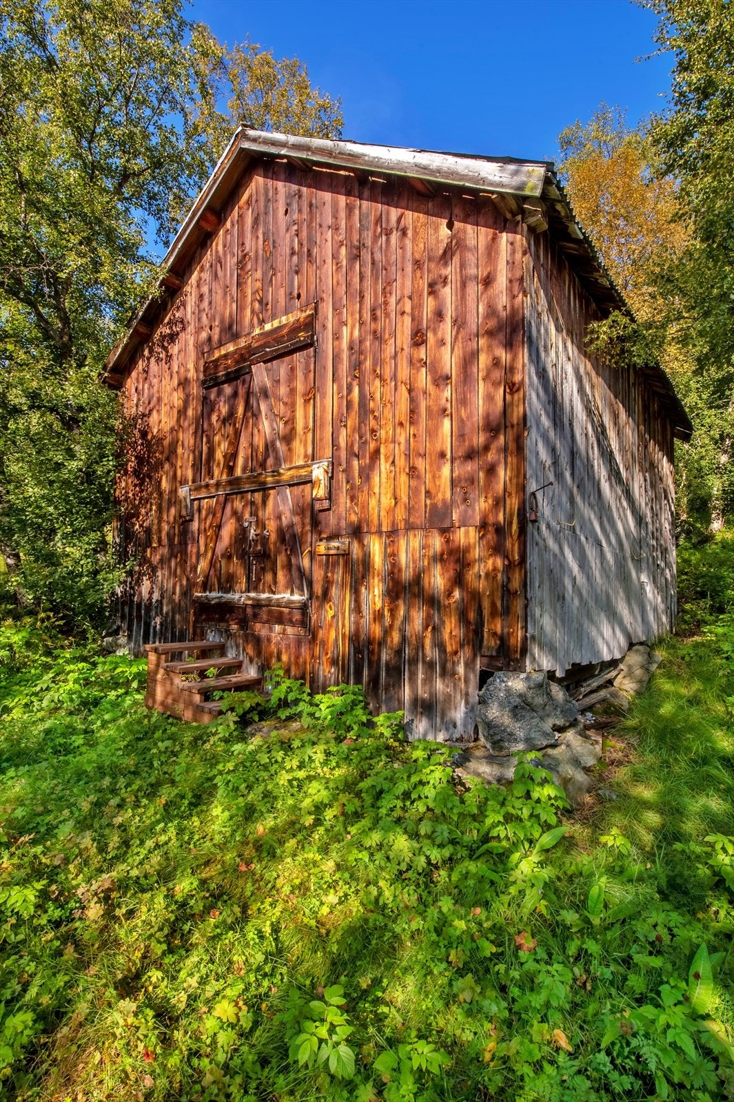 Eldre låve benyttet som lager Galleribilde