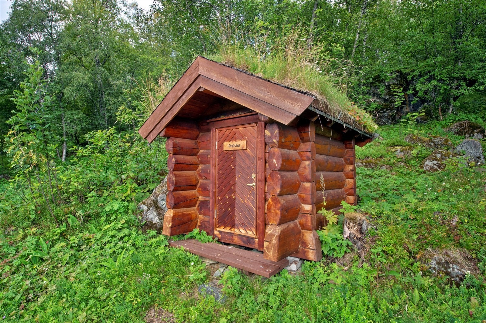 Frittstående toaletthus i håndlaft Galleribilde