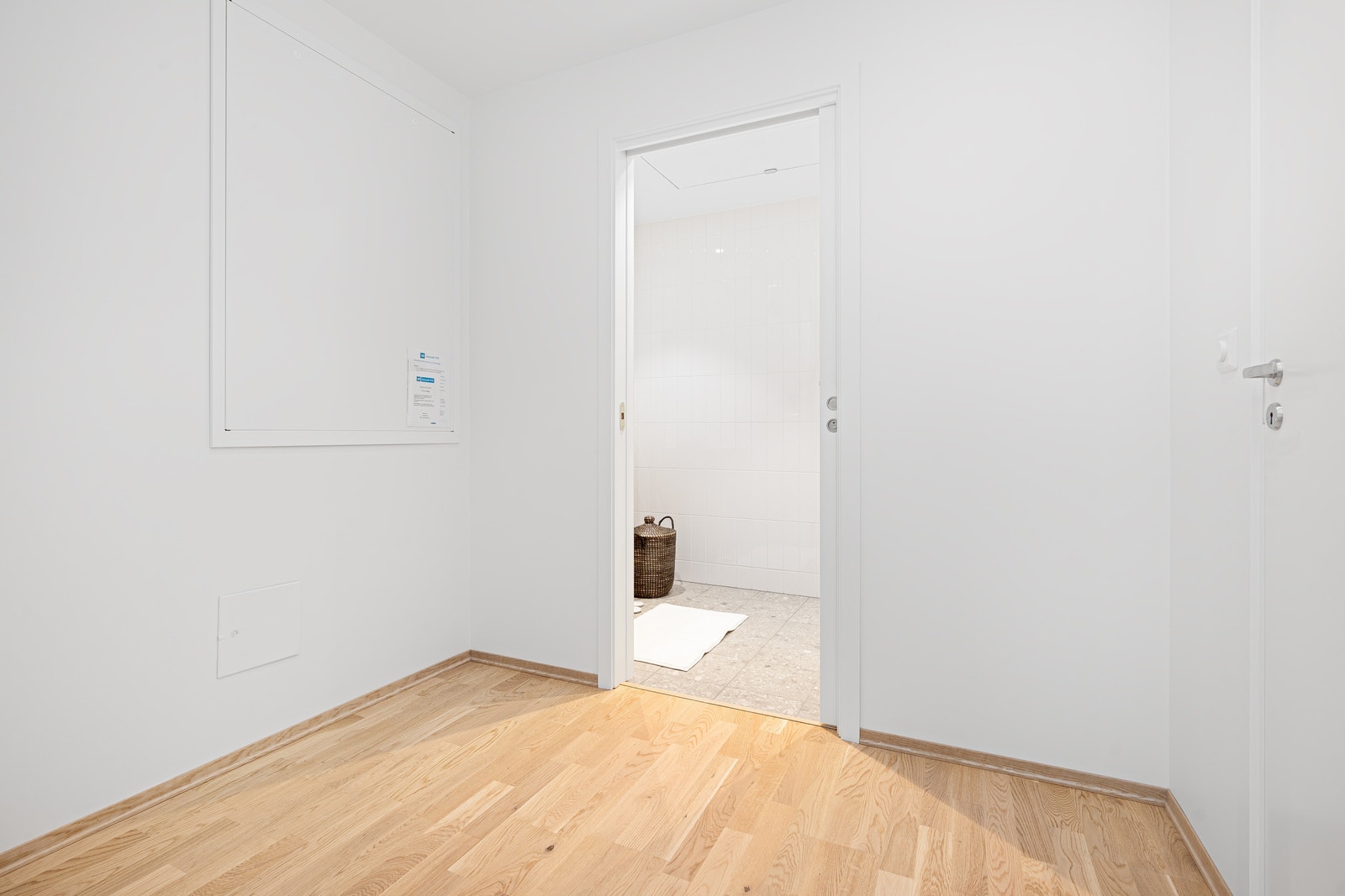 Mellomgang/walk-in closet. Dette rommet ligger mellom soverom nr. 1 og badet. Rommet kan brukes som walk-in closet eller mellomgang. Galleribilde