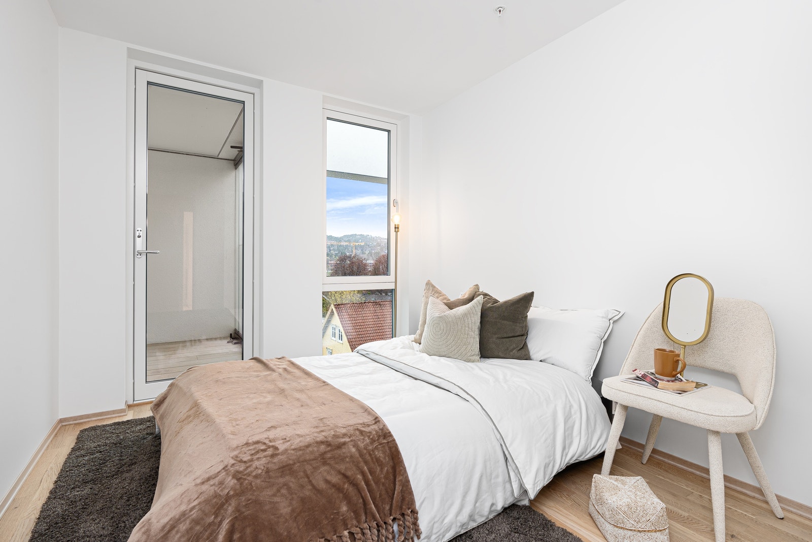 Soverom nr. 1. Dette er leilighetens største soverom, med egen utgang til terrasse. Galleribilde