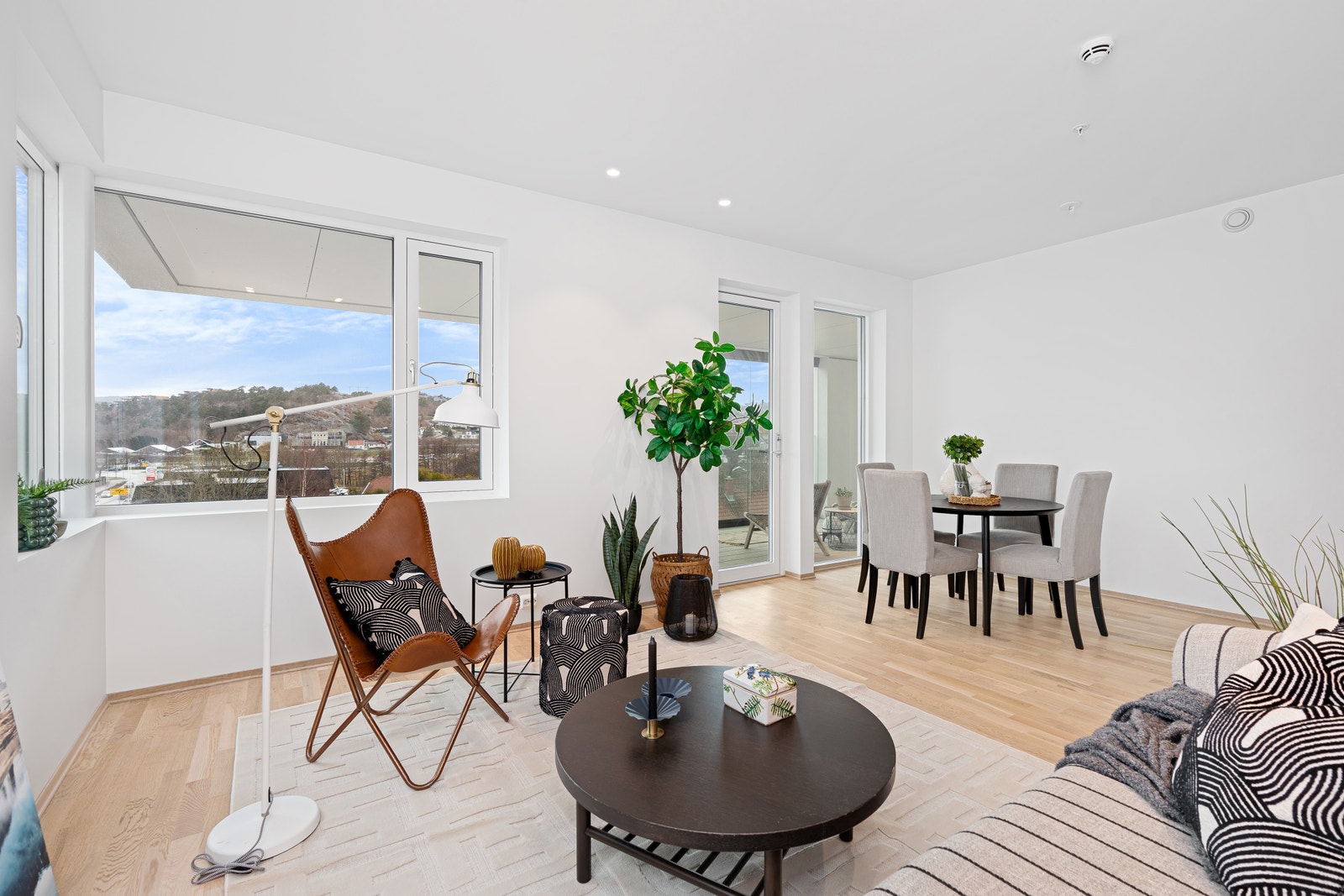 Leiligheten har egen terrasse med utgang fra stue/kjøkken. Galleribilde