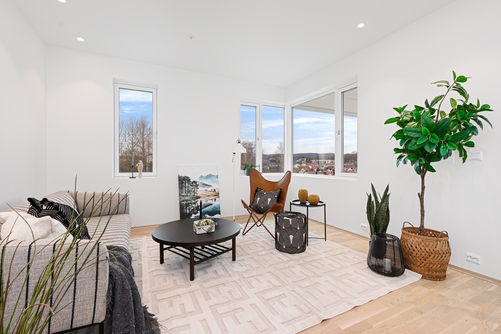 Stuen har flere vindu som skaper god romfølelse. Galleribilde