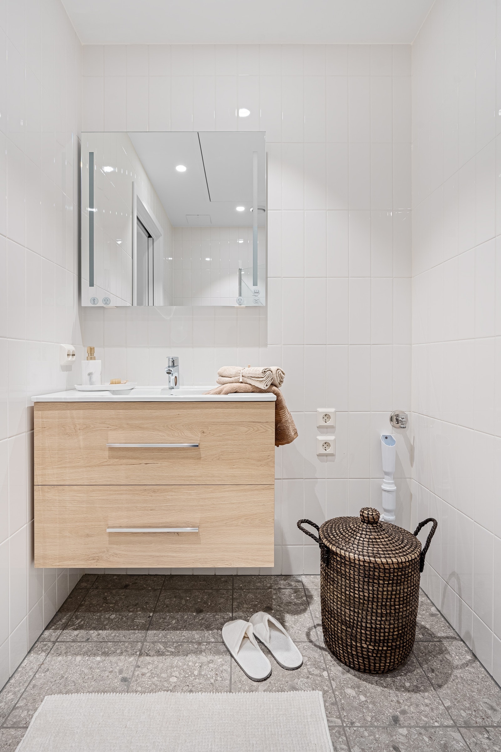 Badet er moderne med flis på vegger og gulv, samt opplegg til vaskemaskinn. Galleribilde