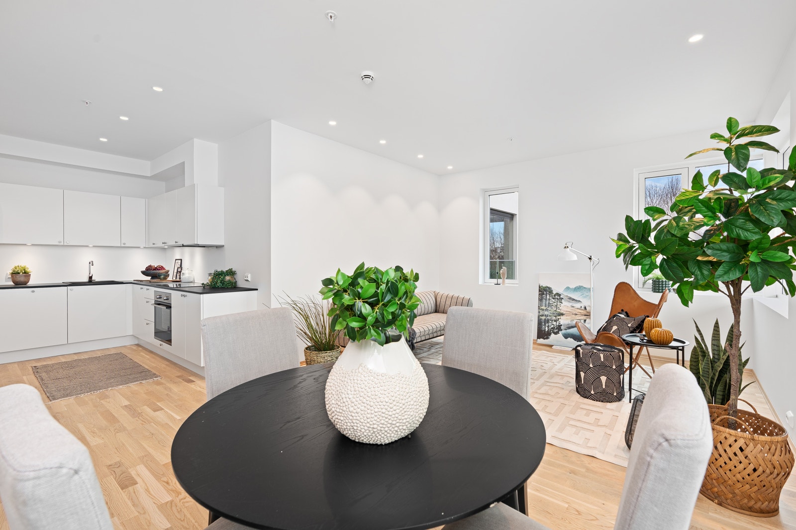 Stue og kjøkken er i åpen løsning. Galleribilde