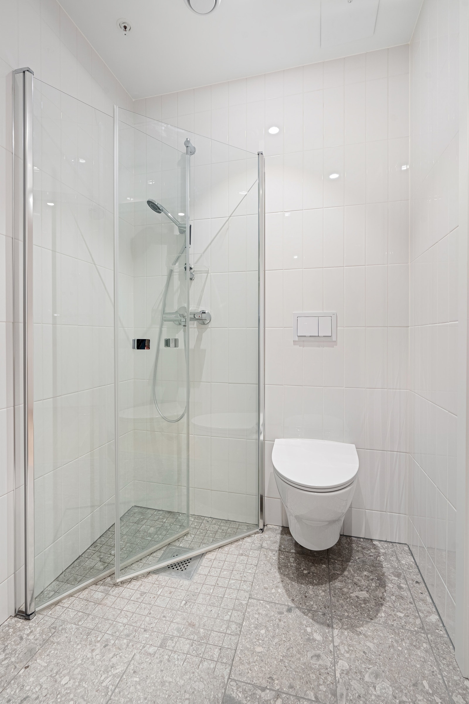 Badet har spotter i taket for god belysning og varme i gulv. Galleribilde