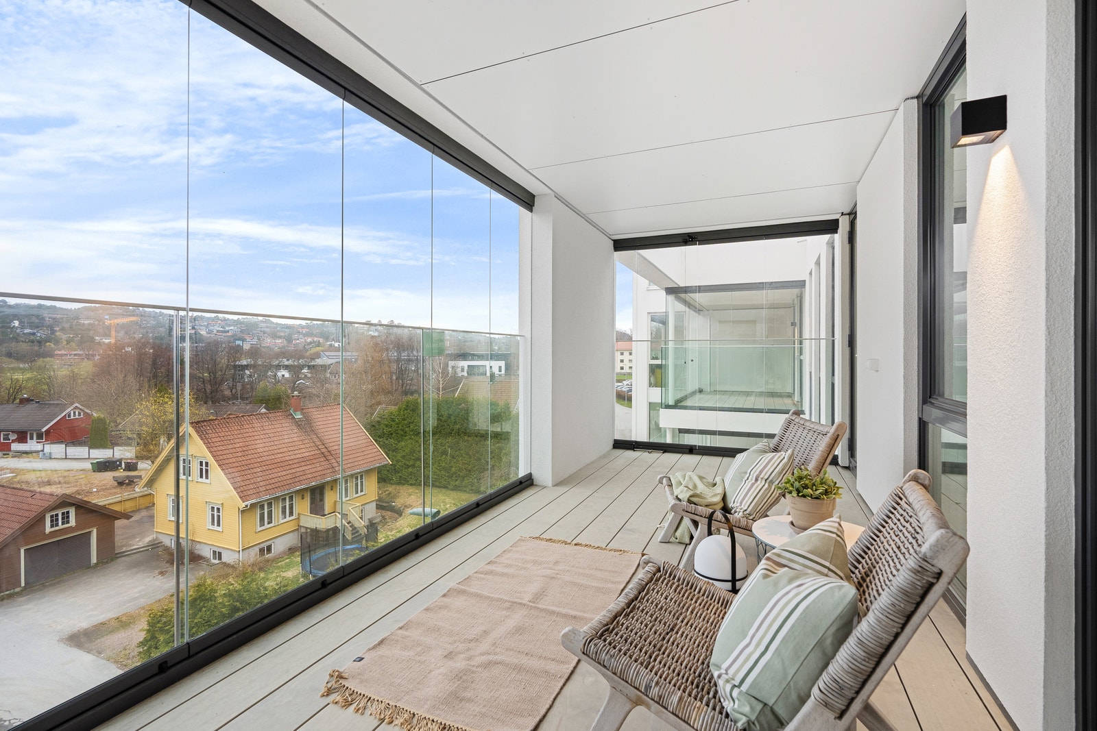 Leiligheten har egen innglasset terrasse med flott utsikt. Galleribilde