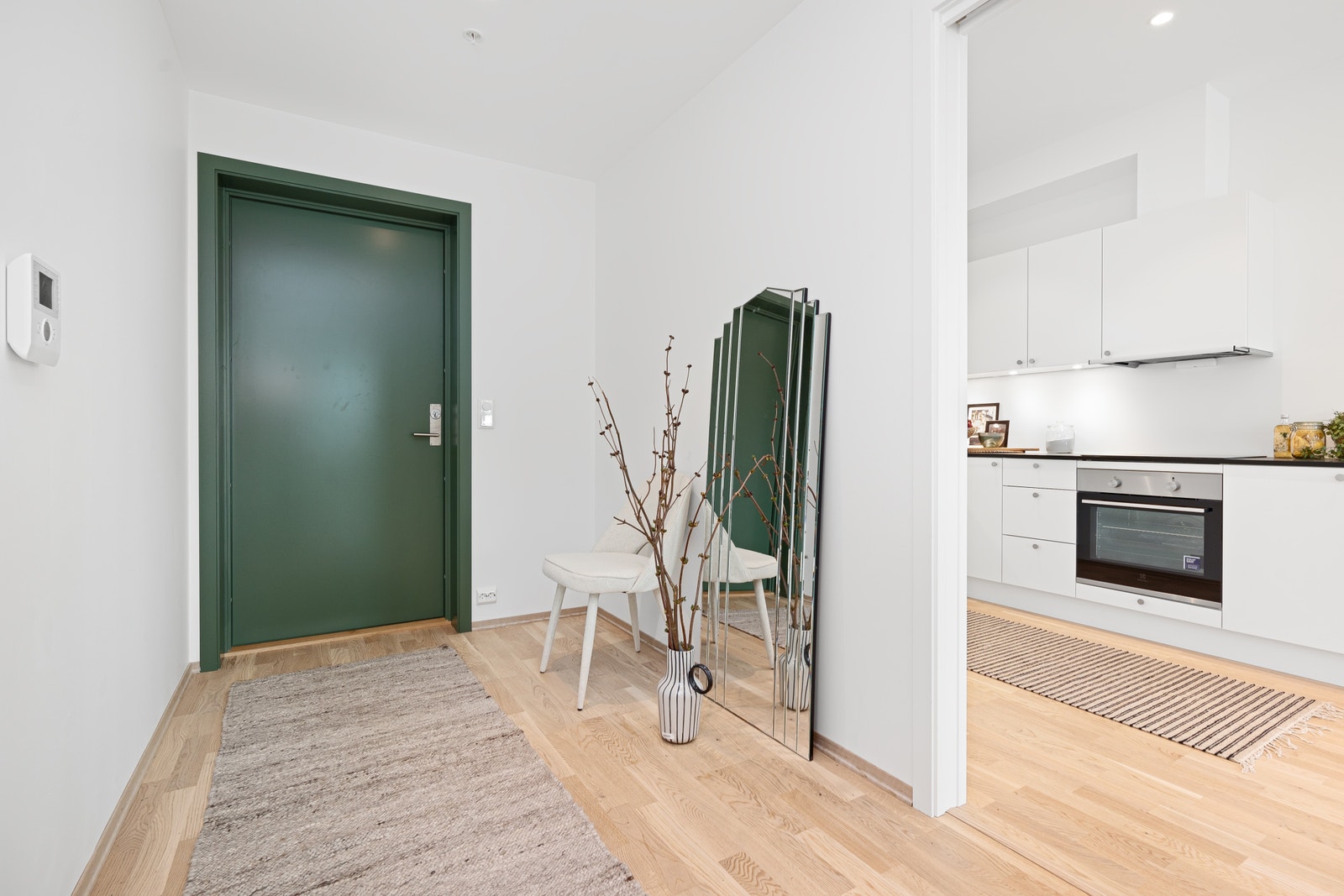 Inngangsparti med inngang til kjøkken. Det er skyvedør inn til kjøkkenet for enkelt adskilling. Galleribilde