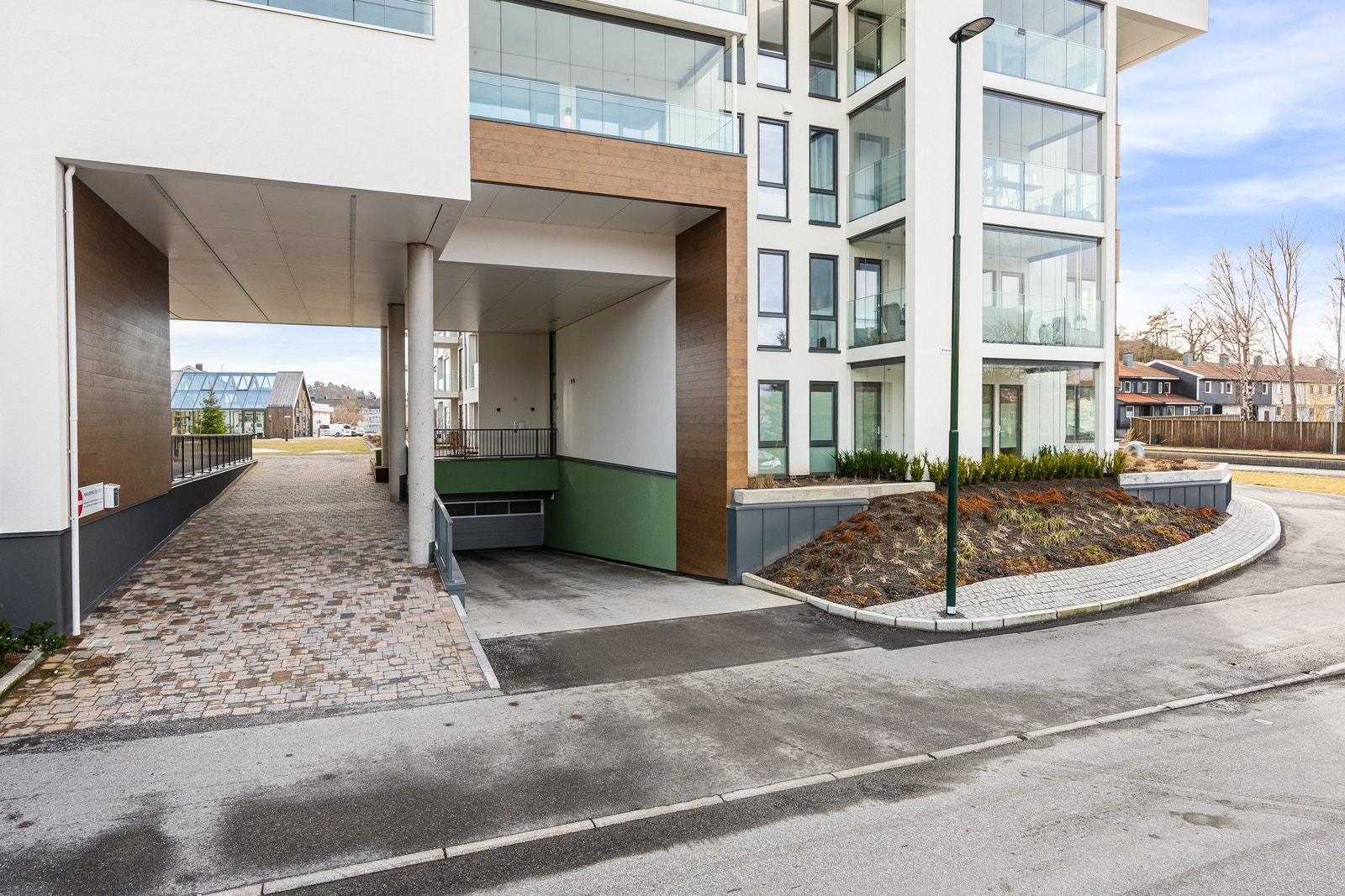 Inngang til parkeringskjeller og uteområde. Galleribilde