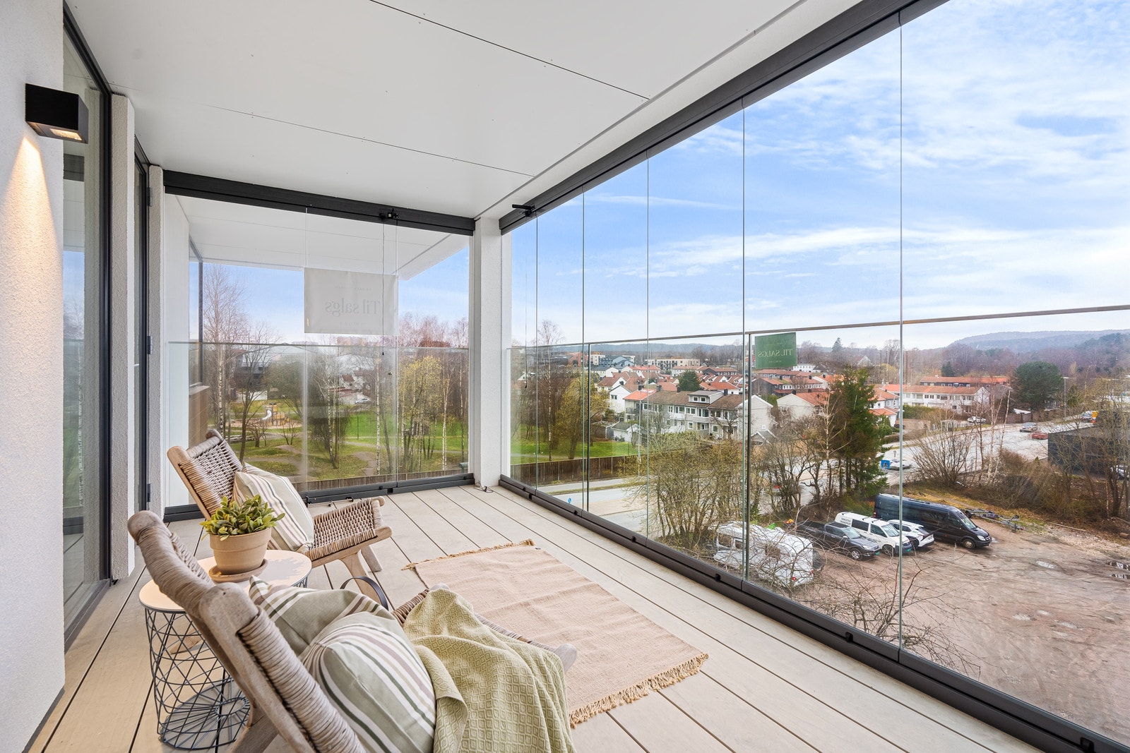 Glasset rundt terrassen er av skyvedører som gjør at du enkelt kan åpne opp terrassen. Galleribilde