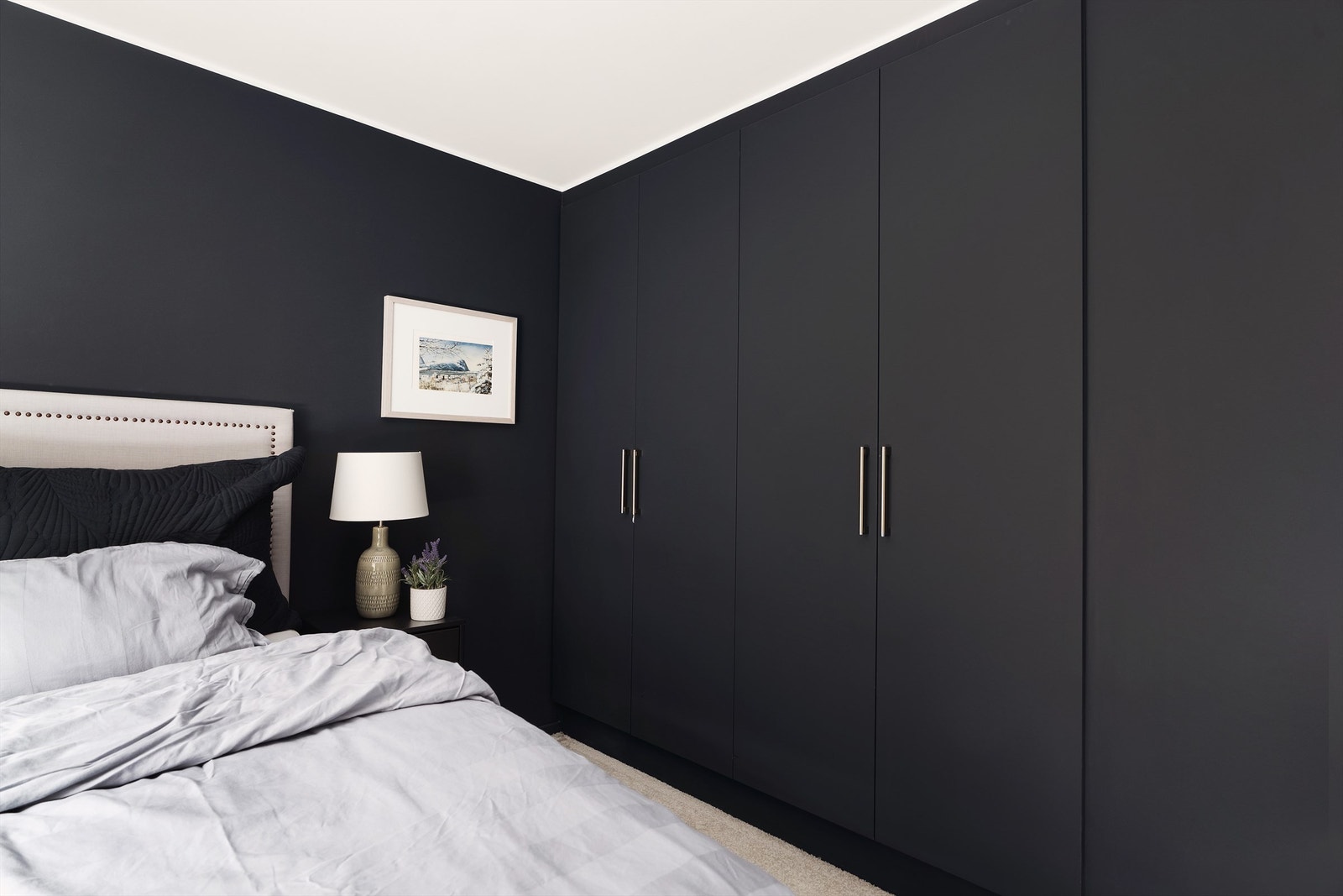 Stort plassbygd garderobeskap. Galleribilde