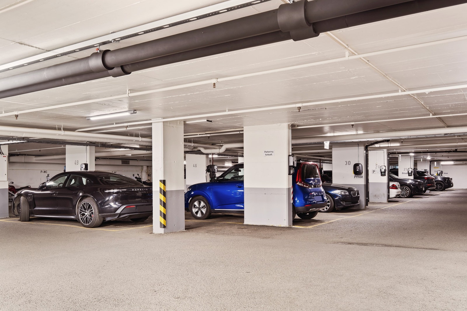 Sameiet disponerer i alt 51 p-plasser i byggets kjellerplan (plan U1 og U2) som er forbeholdt parkering for boligseksjonene. Seksjonseierne i sameiet har mulighet til å leie garasjeplasser på markedsmessige vilkår. Galleribilde