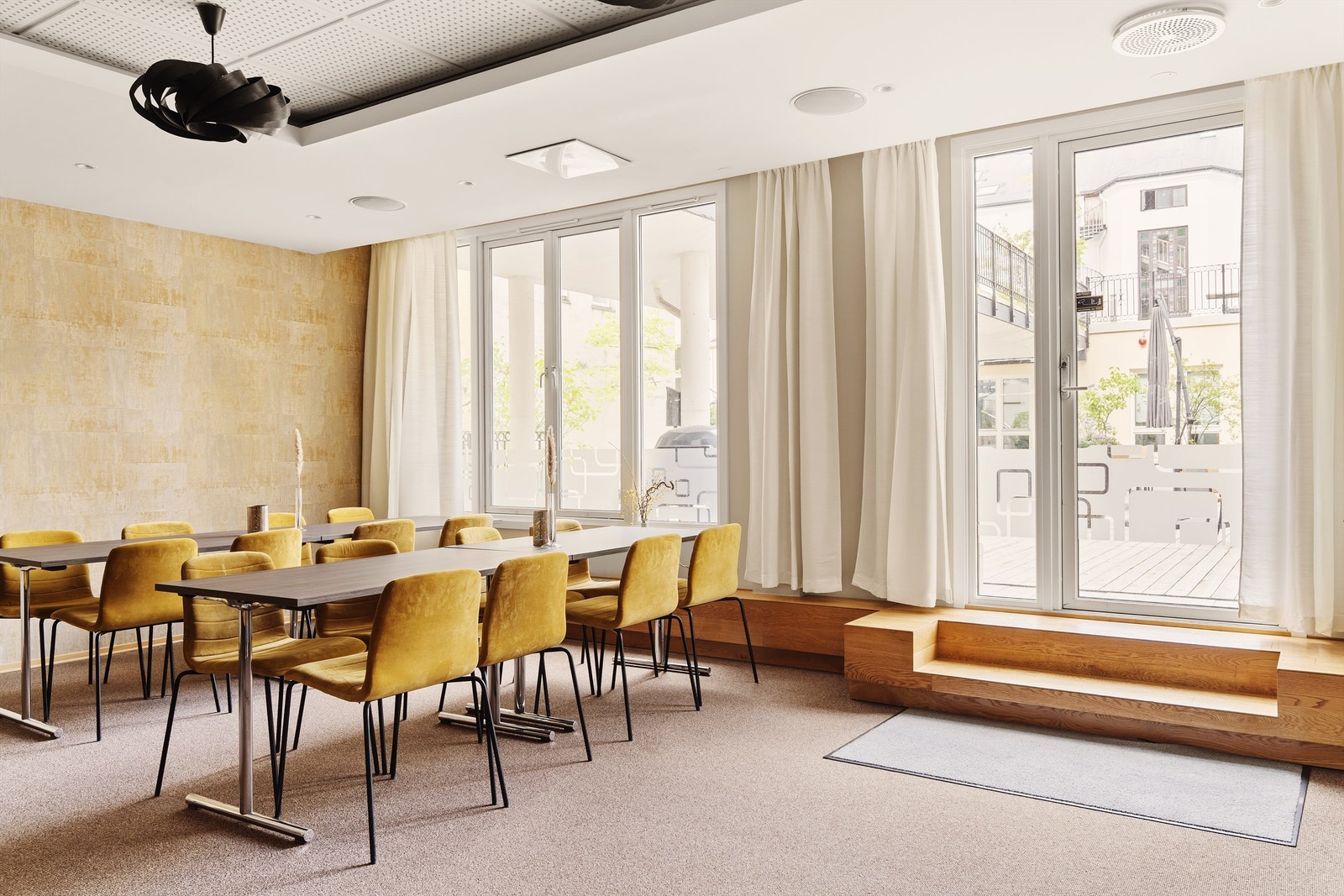 Sameiet har også et velutstyrt kjøkken til leie som også kan benyttes ved private arrangementer og spisestue/selskapsrom med plass til inntil 30 gjester. Hver tirsdag serveres det middag til alle beboere. Galleribilde