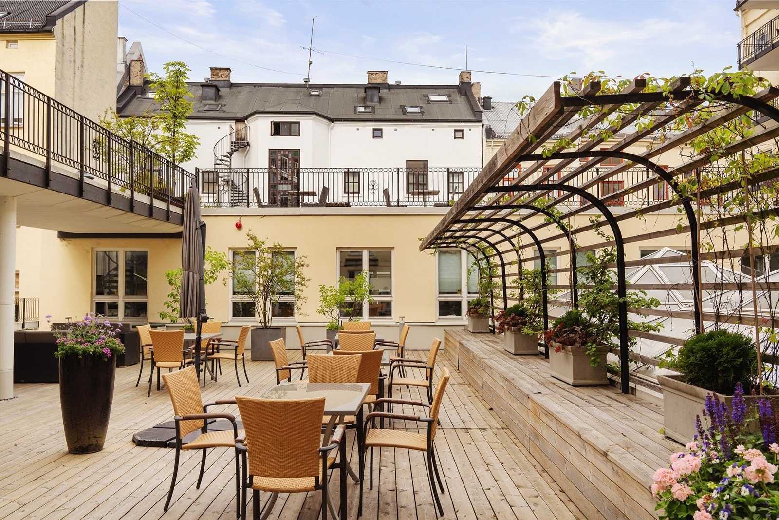 Sameiet har en hyggelig og pent opparbeidet takterrasse til fri bruk for alle beboere. Galleribilde