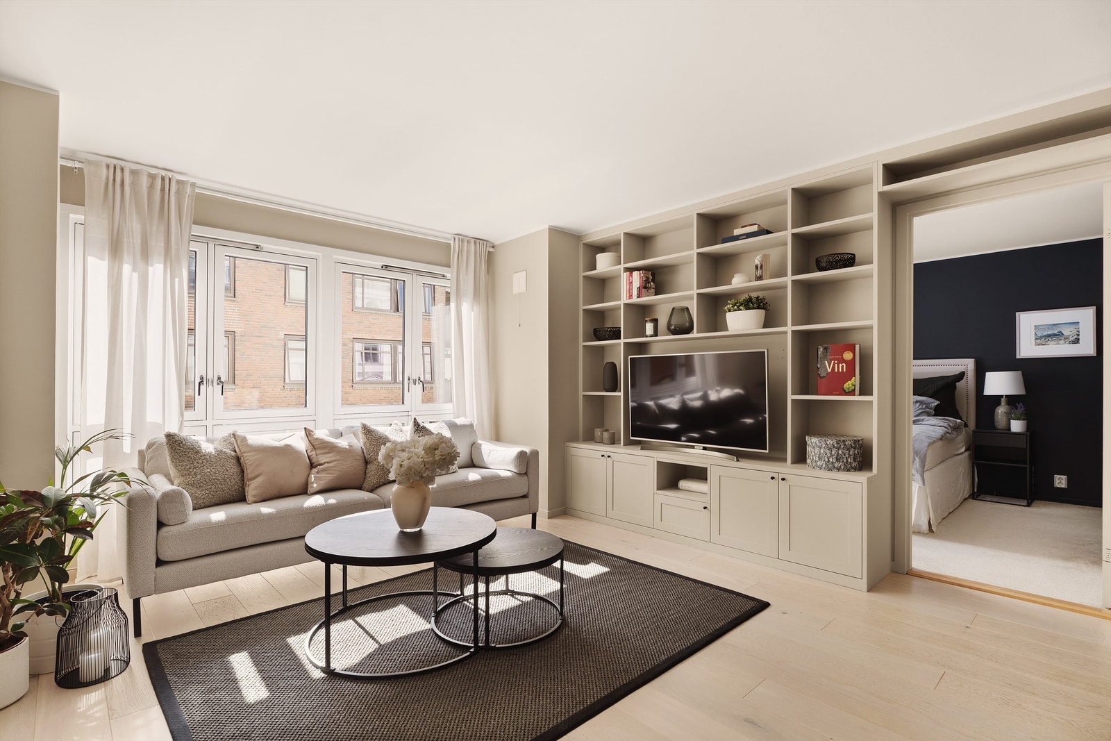 Denne leiligheten har en attraktiv beliggenhet på Frogner, med store vindusflater som slipper inn rikelig med naturlig lys til leiligheten. Galleribilde