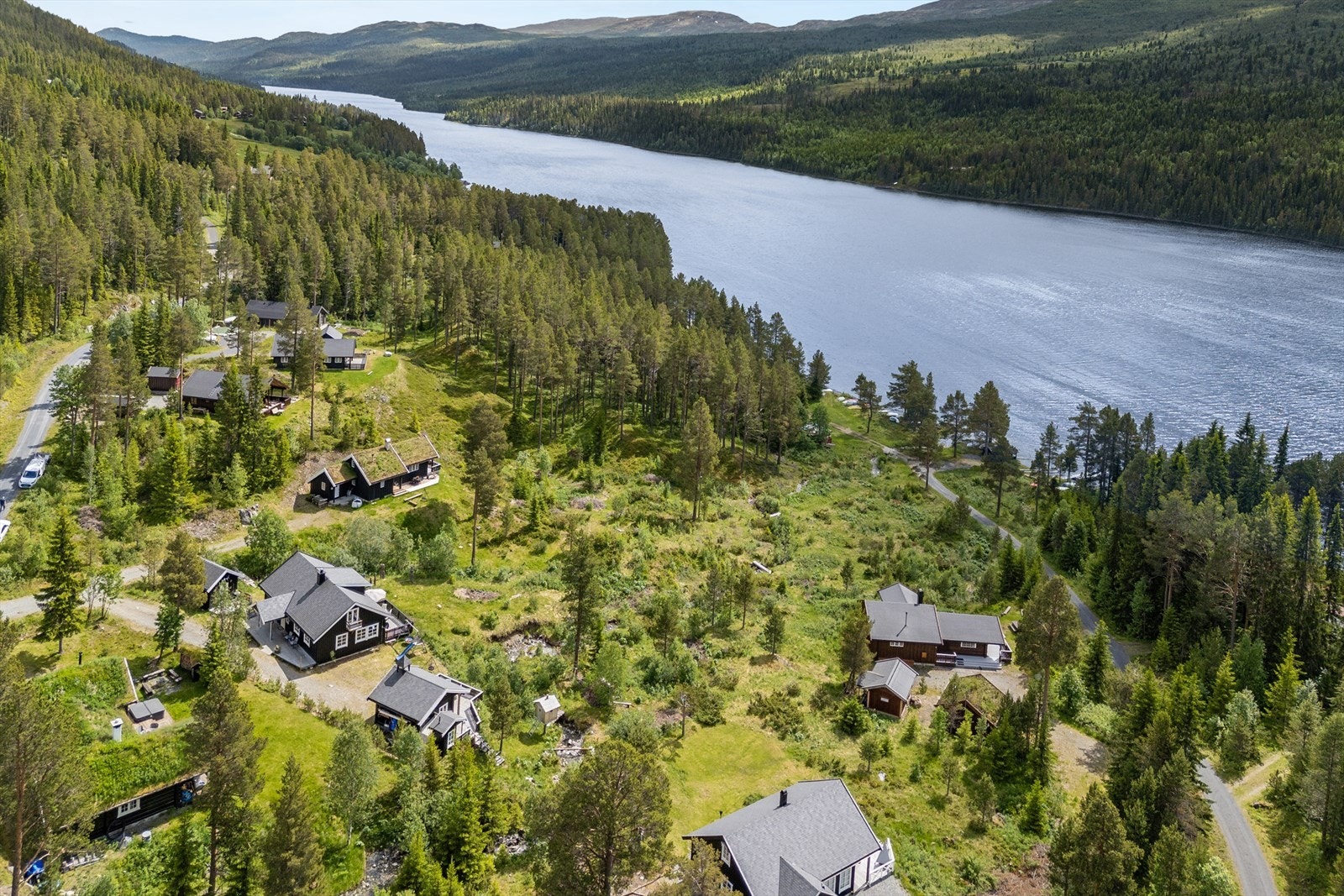 Eiendommen ligger i Wiegaard Skog hyttefelt i Espedalen, i Gausdal kommune - ved grensen til Sør-Fron kommune. Et forholdsvis nyetablert hyttefelt med usjenert og rolig beliggenhet. Vestvendt tomt med utsikt mot Espedalsvannet. Galleribilde