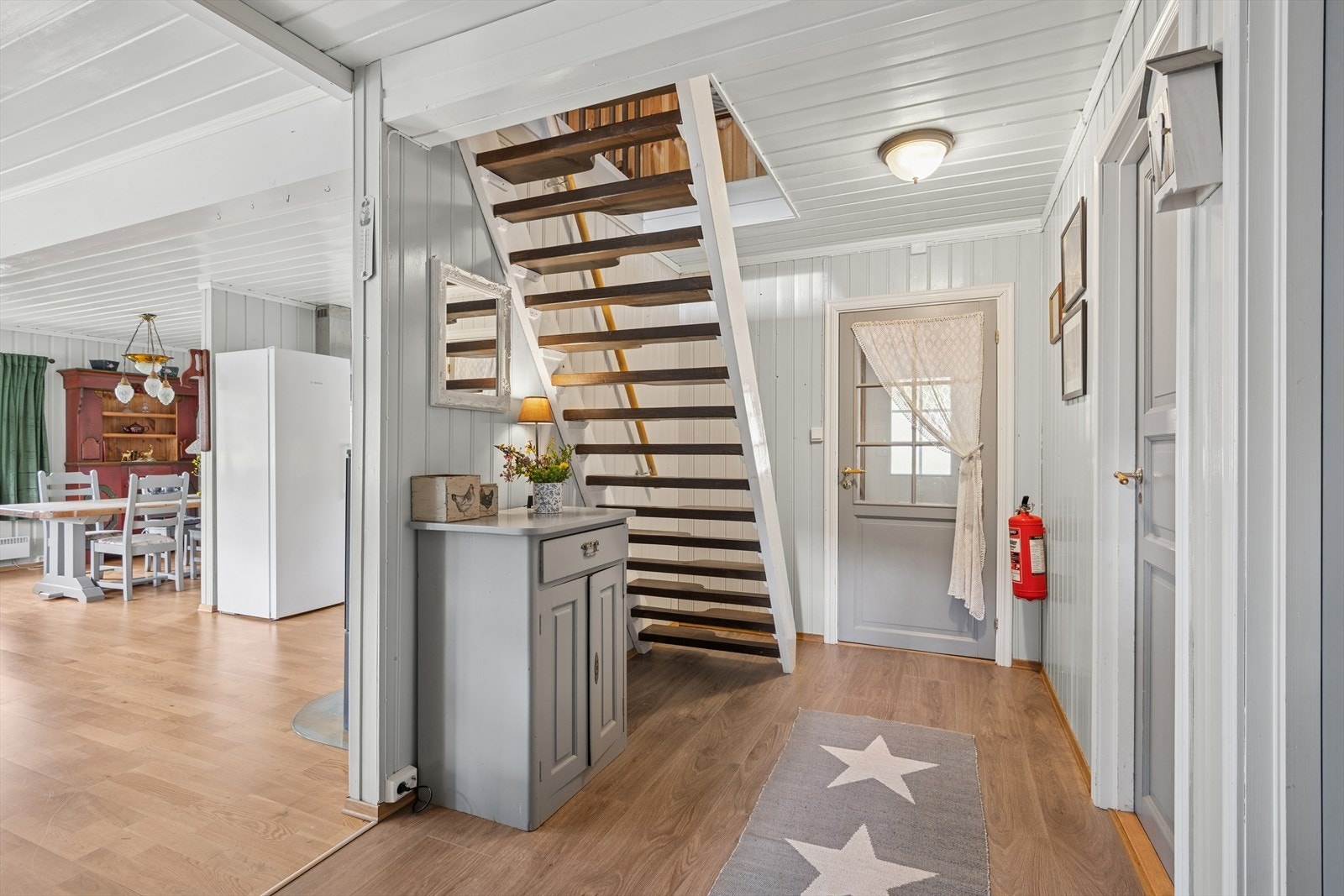 Du ønskes velkommen inn i en lys og romslig entré med praktisk vindfang, hvor det er rikelig med plass til oppbevaring og møblering. Galleribilde