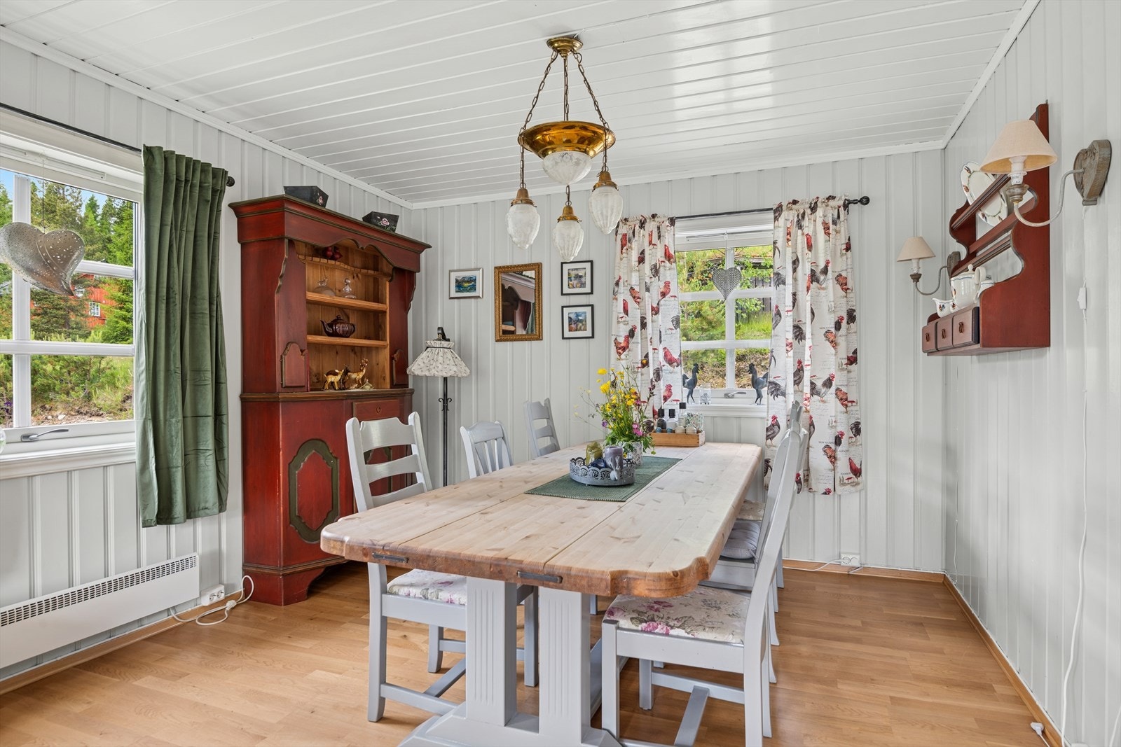 God plass til stort spisebord som kan samle flere gjester. Hytta har for øvrig gulv av parkett. Galleribilde
