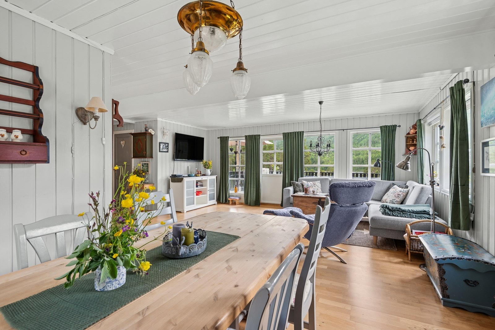 Fra stue/kjøkken er det direkte adkomst til en romslig og solrik terrasse med utsikt. Galleribilde