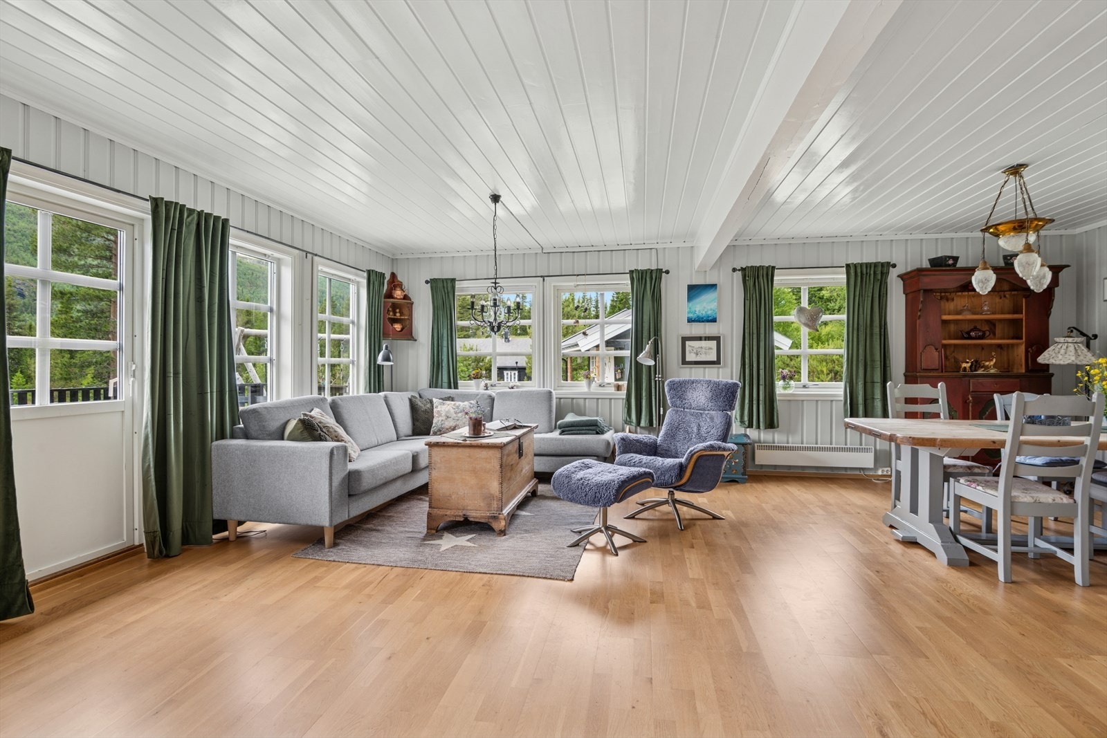 Stuen er romslig og har god plass til sofagruppe med tilhørende møblement. Galleribilde