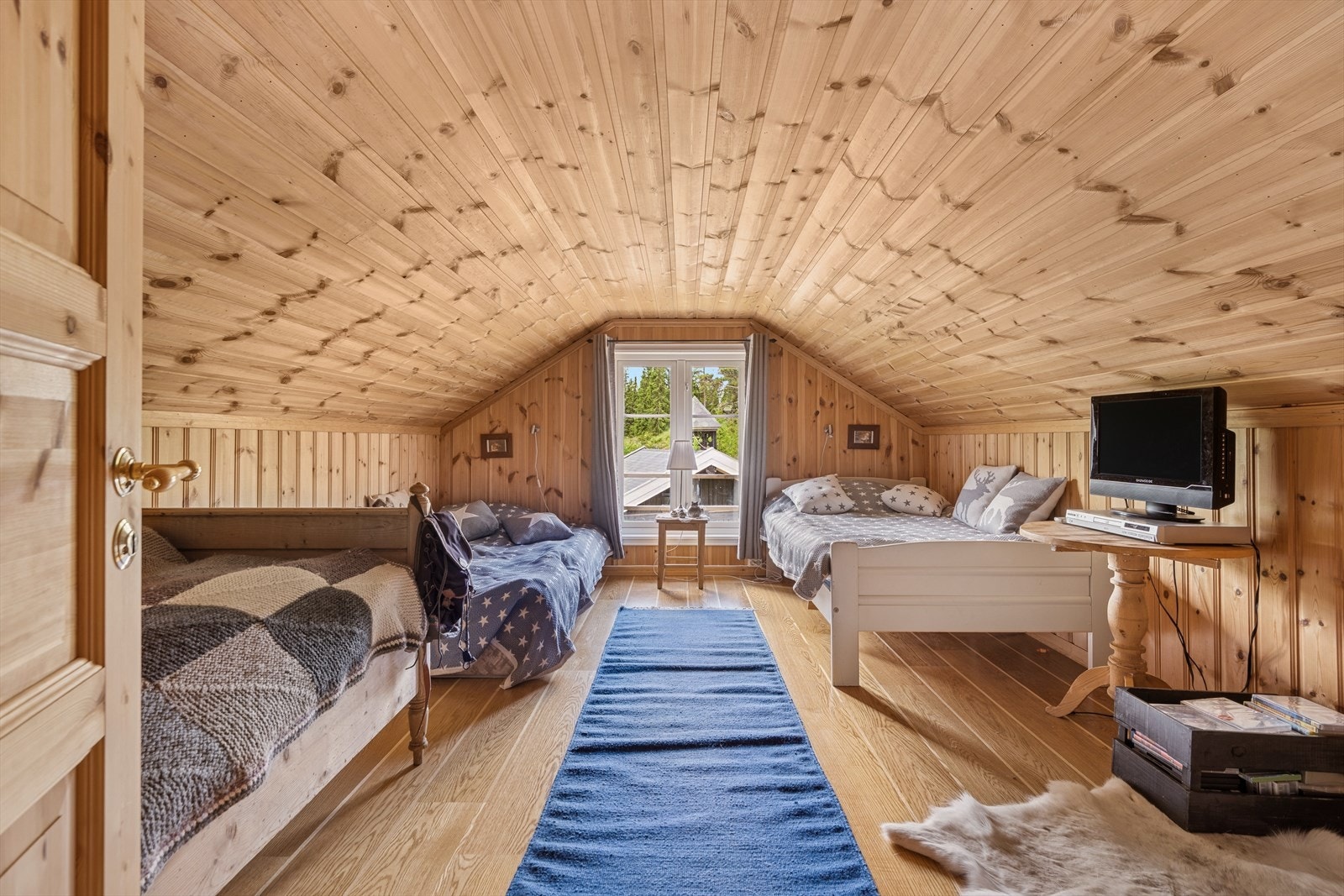 Hemsrom som i dag er innredet med sengeplasser. Galleribilde