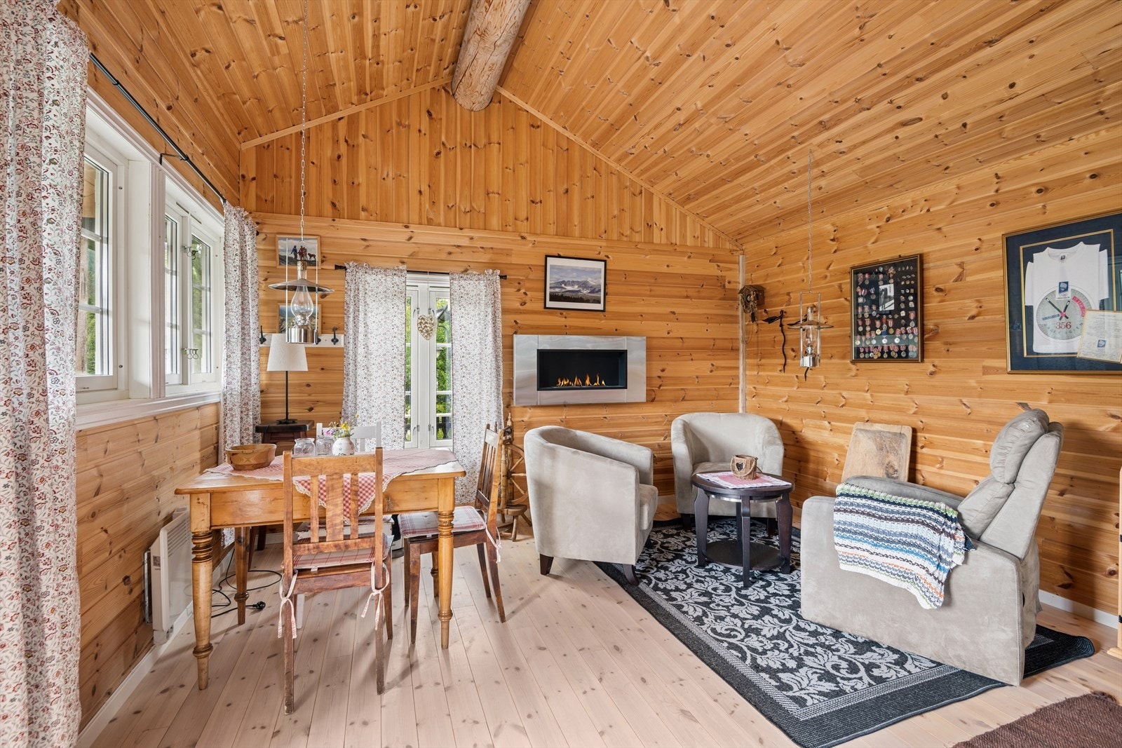 Innredet med en åpen løsning som kombinerer stue og soverom i ett. Galleribilde