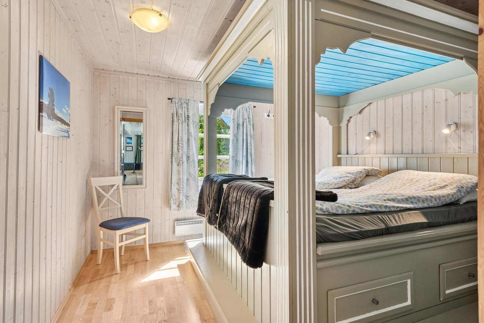 Boligens hovedsoverom er romslig og har en unik seng som er integrert i en storslått trekonstruksjon, som strekker seg fra gulv til tak og gir karakter til rommet. Galleribilde