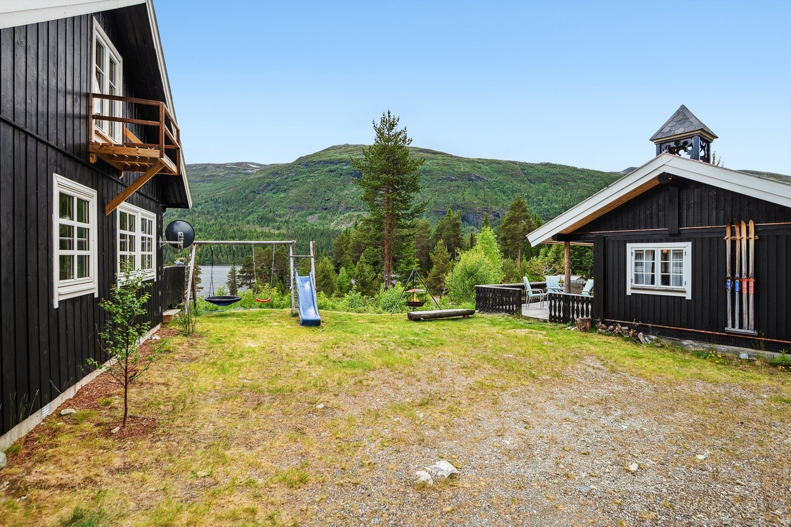 Uteområdet mellom hytte og anneks. Galleribilde