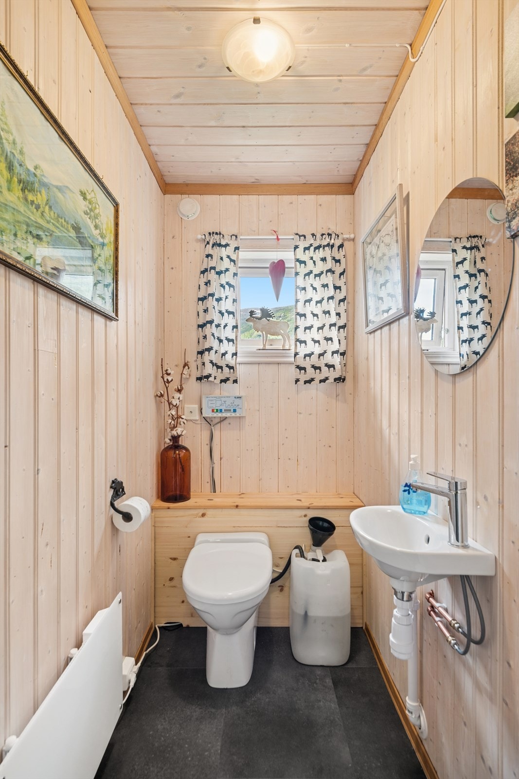 Toalettrommet er innredet med Jets vakuumtoalett og servant. Oppvarming er via panelovn montert på vegg. Nytt gulv i 2022. Galleribilde