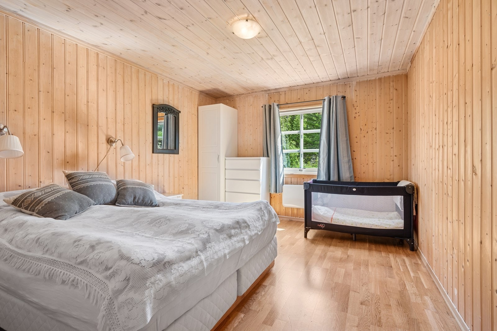 Soverom 2 er også av god størrelse og har rikelig med plass til stor dobbeltseng og tilhørende møblement. Galleribilde