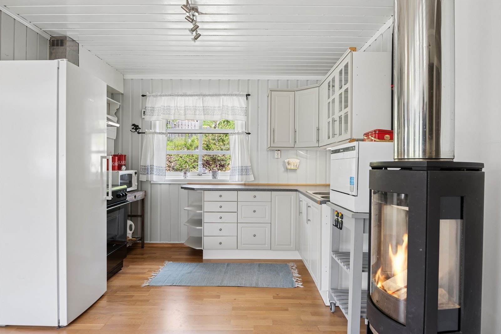 Det er ventilator med avtrekk ført ut, og frittstående hvitevarer som kjøleskap, oppvaskmaskin, komfyr og mikrobølgeovn. Alt fra byggeåret. Galleribilde