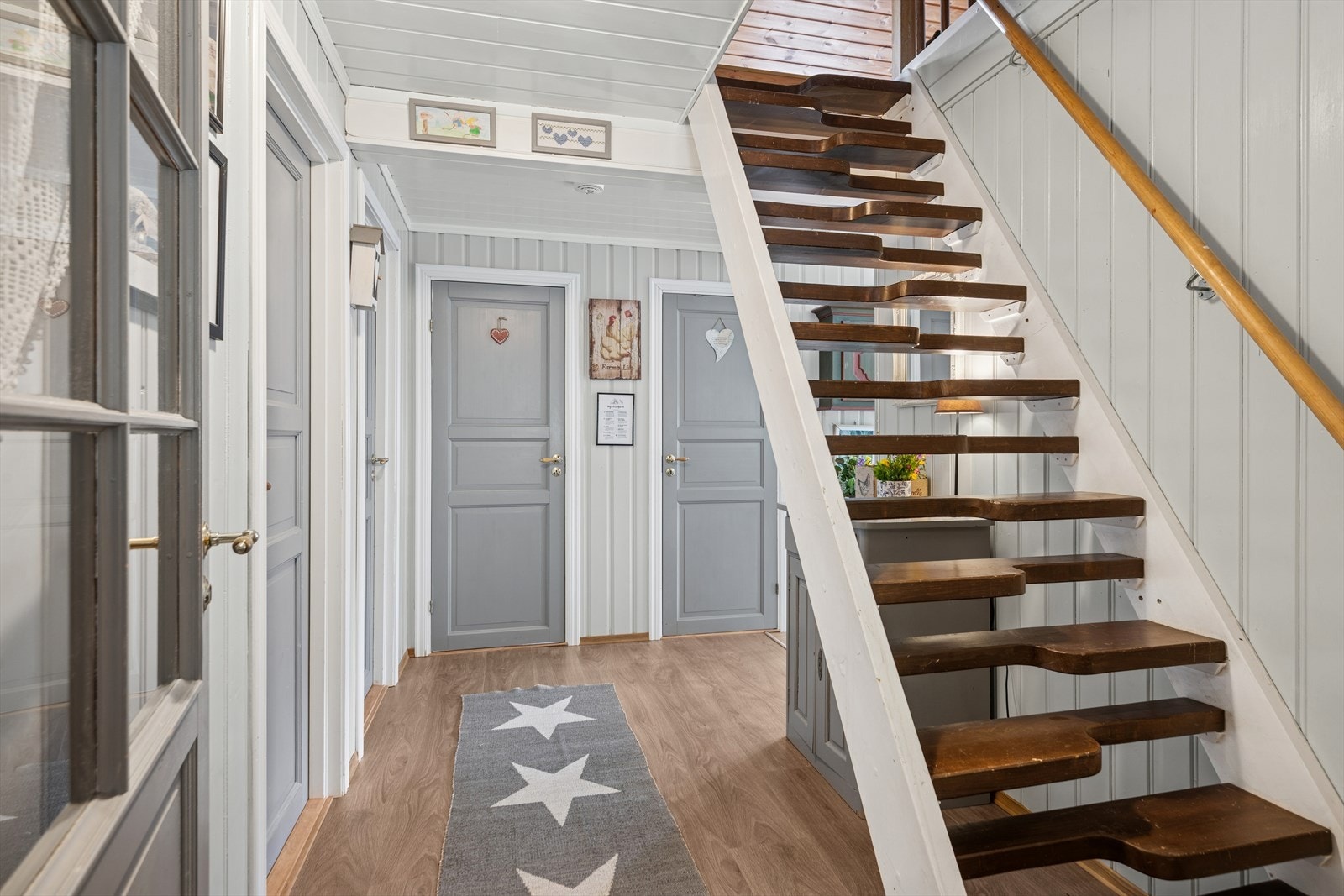 Fra entréen er det tilgang til hyttens toalettrom og bad. Trappeadkomst til hems. Galleribilde