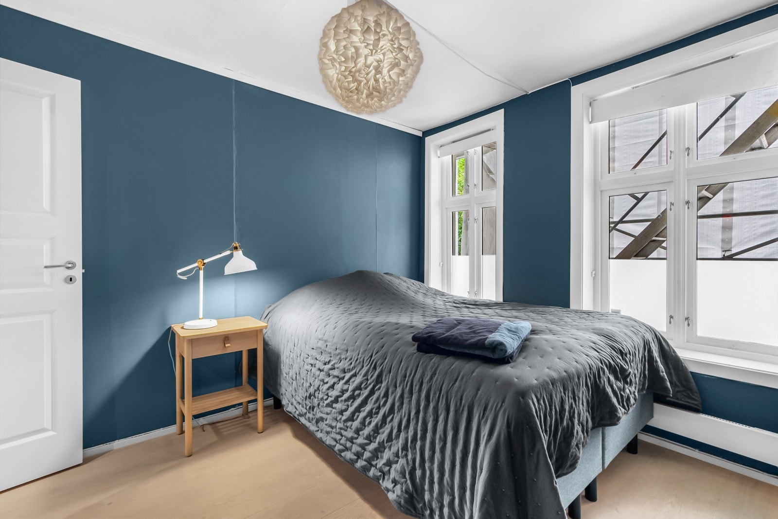 Godt med plass til garderobeløsninger og stor dobbeltseng med tilhørende nattbord. Enkelt å tilpasse etter egne behov. Galleribilde