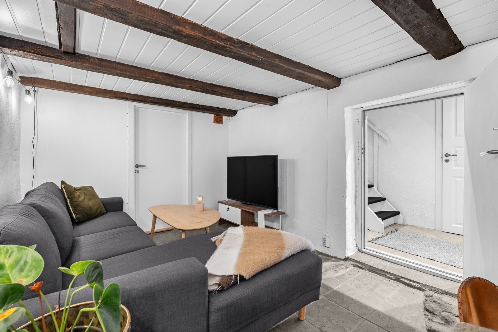 Rommet kan innredes som gjesteavdeling, hjemmekontor eller TV-stue - med plass til både sofagruppe og ekstra møbler. Godt med gulvplass og gjennomtenkte soner er kjelleretasjen enkel å tilpasse etter dine behov. Galleribilde