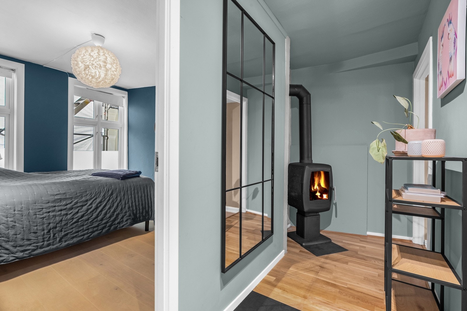 Innbydende entré med gode oppbevaringsmuligheter for yttertøy og sko. Moderne peisovn plassert i hjørnet, som skaper en lun og innbydende atmosfære. Galleribilde