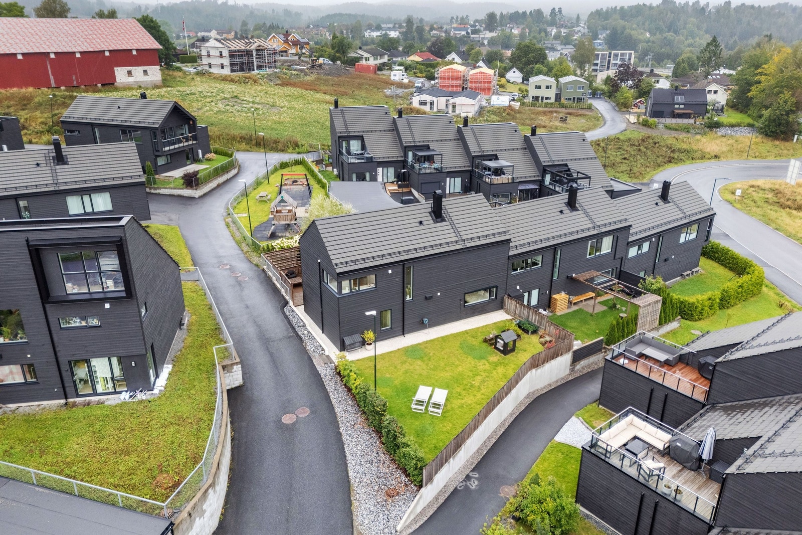 Oversiktsbilde boligen og uteområdet sett fra sørøst. Galleribilde