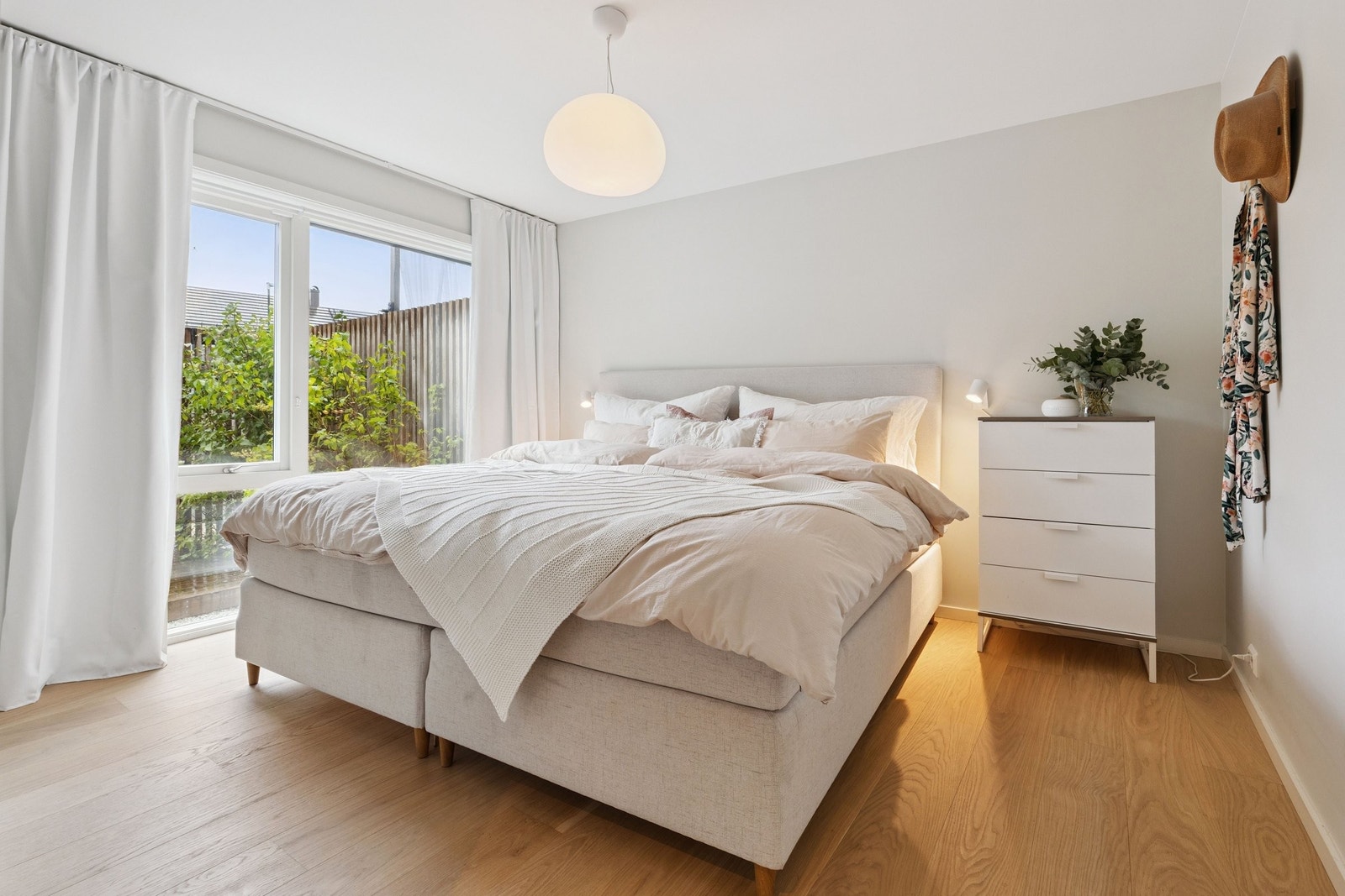 Soverom 1 (12,8 kvm) har god plass til stor dobbeltseng. Rommet har stort vindu som vender inn mot rolig og privat hageområde. Galleribilde