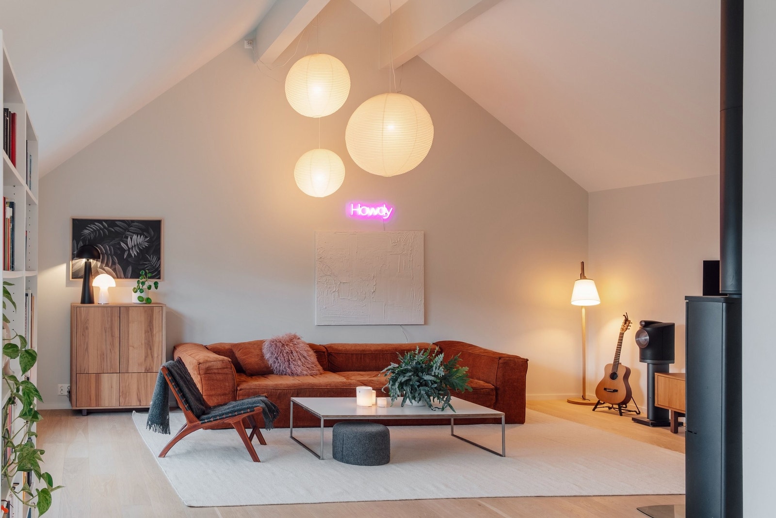 Stuen i 2. etasje har 4,5 meter takhøyde. Store vinduer som gjør dette til et lyst og behagelig rom både morgen og kveld. Galleribilde