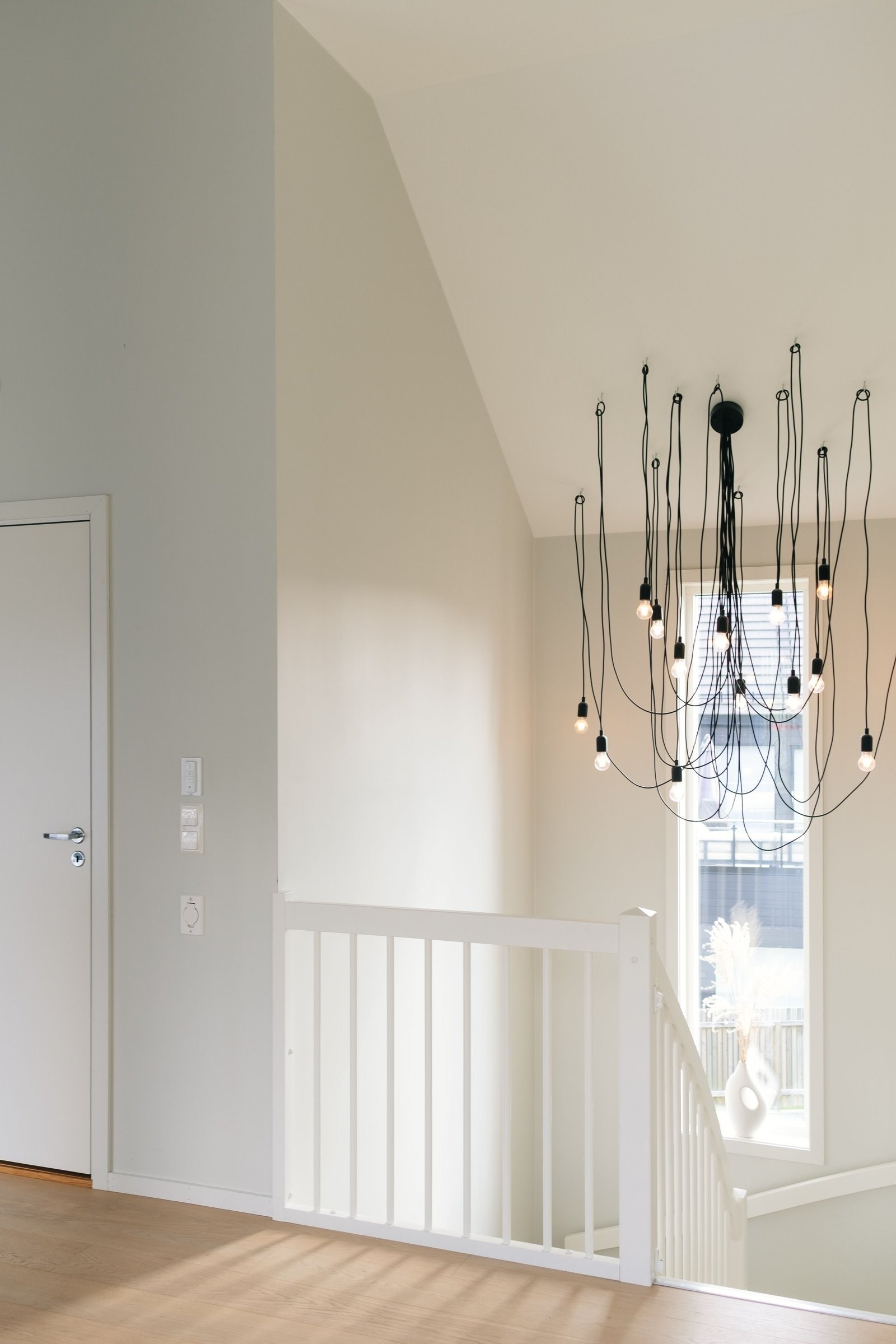 Trappen opp til 2. etasje har god takhøyde og stort vindu mot sør. Dekorativ lampe med lys som kan dimmes gjør dette til et blikkfang fra begge etasjene. Galleribilde