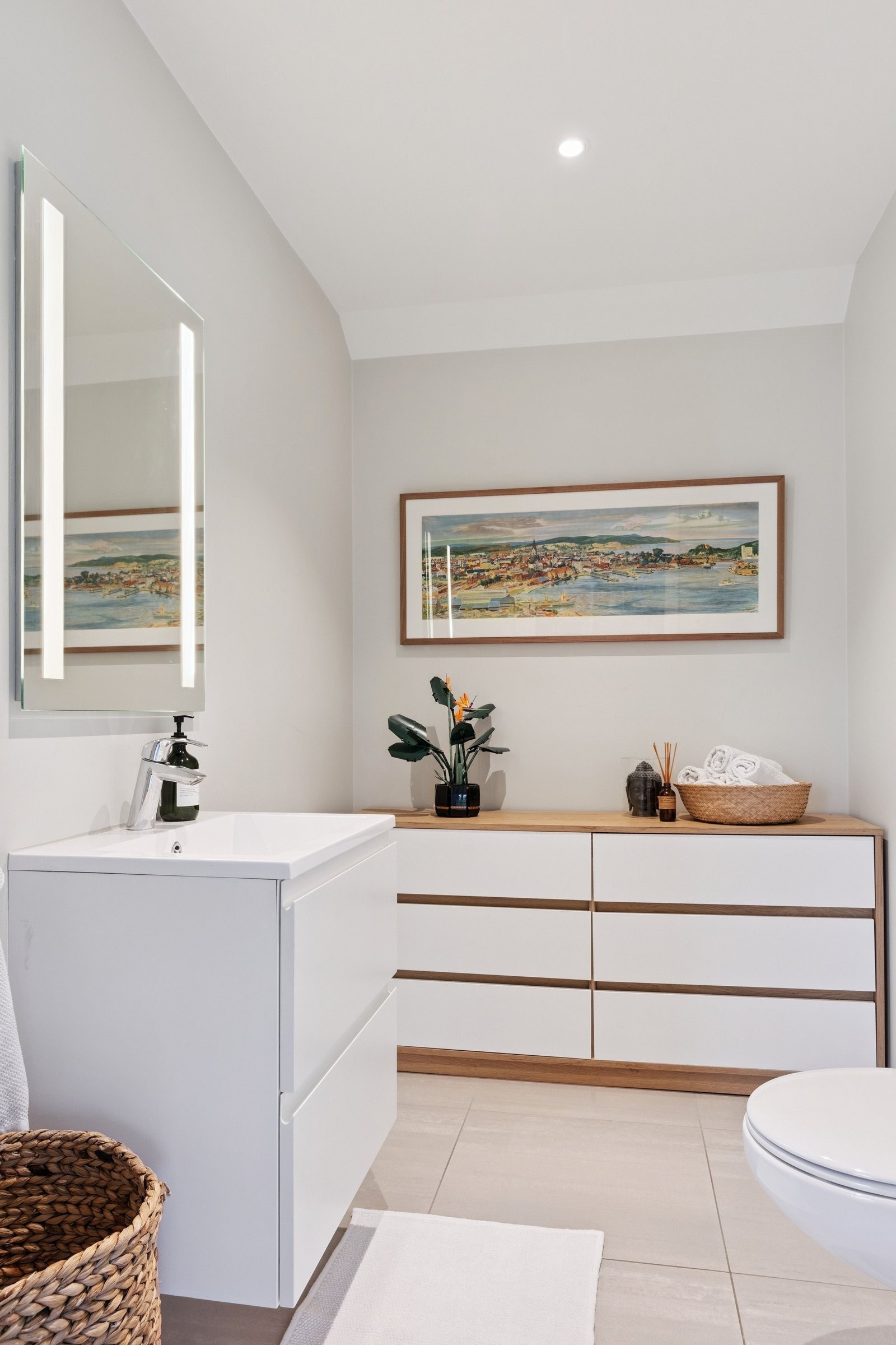 WC-rom i andre etasje har flislagt gulv med gulvvarme og god plass til ekstra oppbevaring. Galleribilde