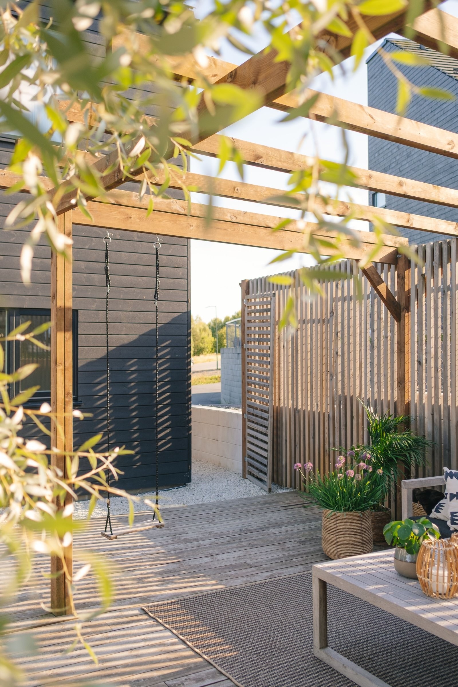 Fra uteområdet på forsiden av boligen får du direkte tilgang til enda en hage på sørøst-siden av huset. Her er det også kort vei til sameiets postkasser, lekeplass og gjesteparkering. Galleribilde