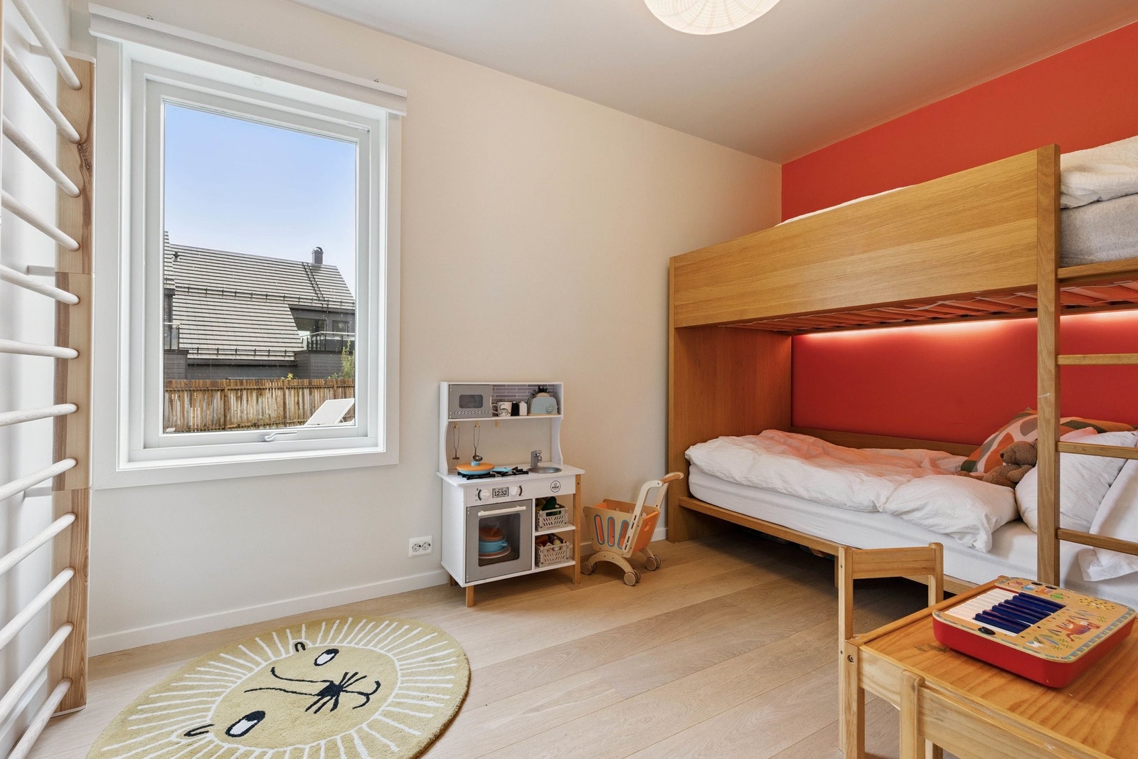 Soverom 3 (8 kvm) vender mot privat hage mot sørøst. Rommet egner seg godt til barnerom, gjesterom eller hjemmekontor. Galleribilde