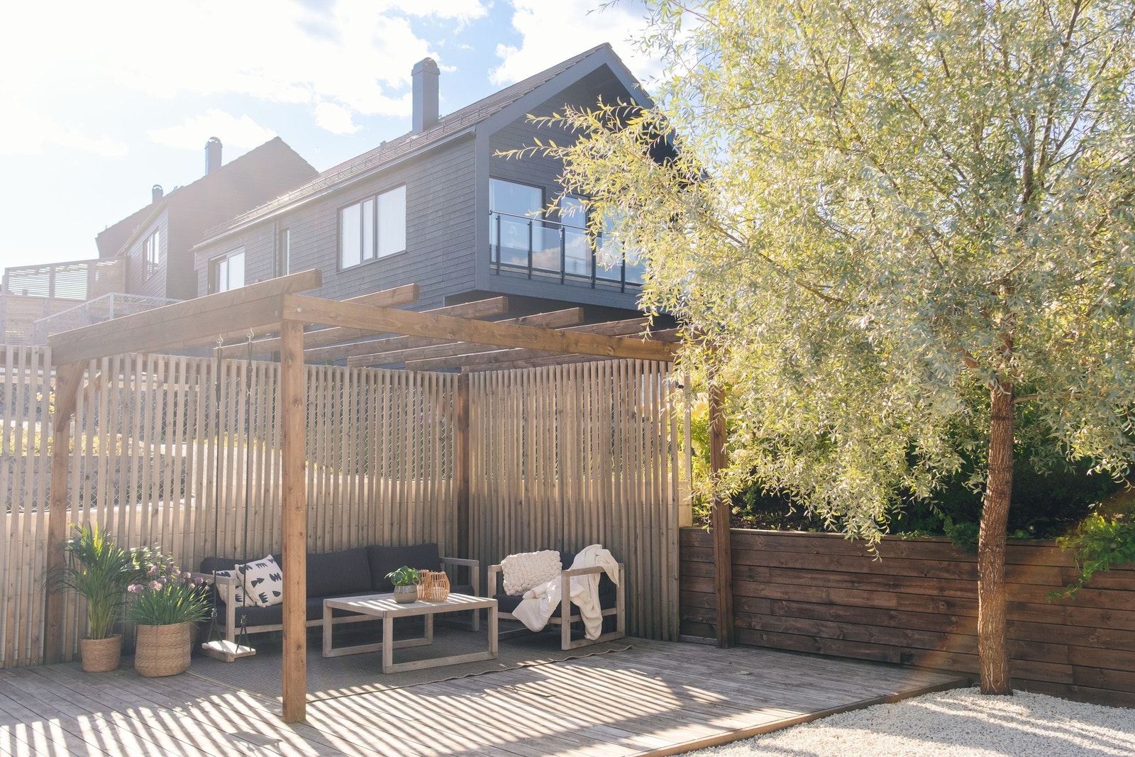 Skjermet uteområde med pergola og sol fra formiddag til kveld på sommerhalvåret. Galleribilde