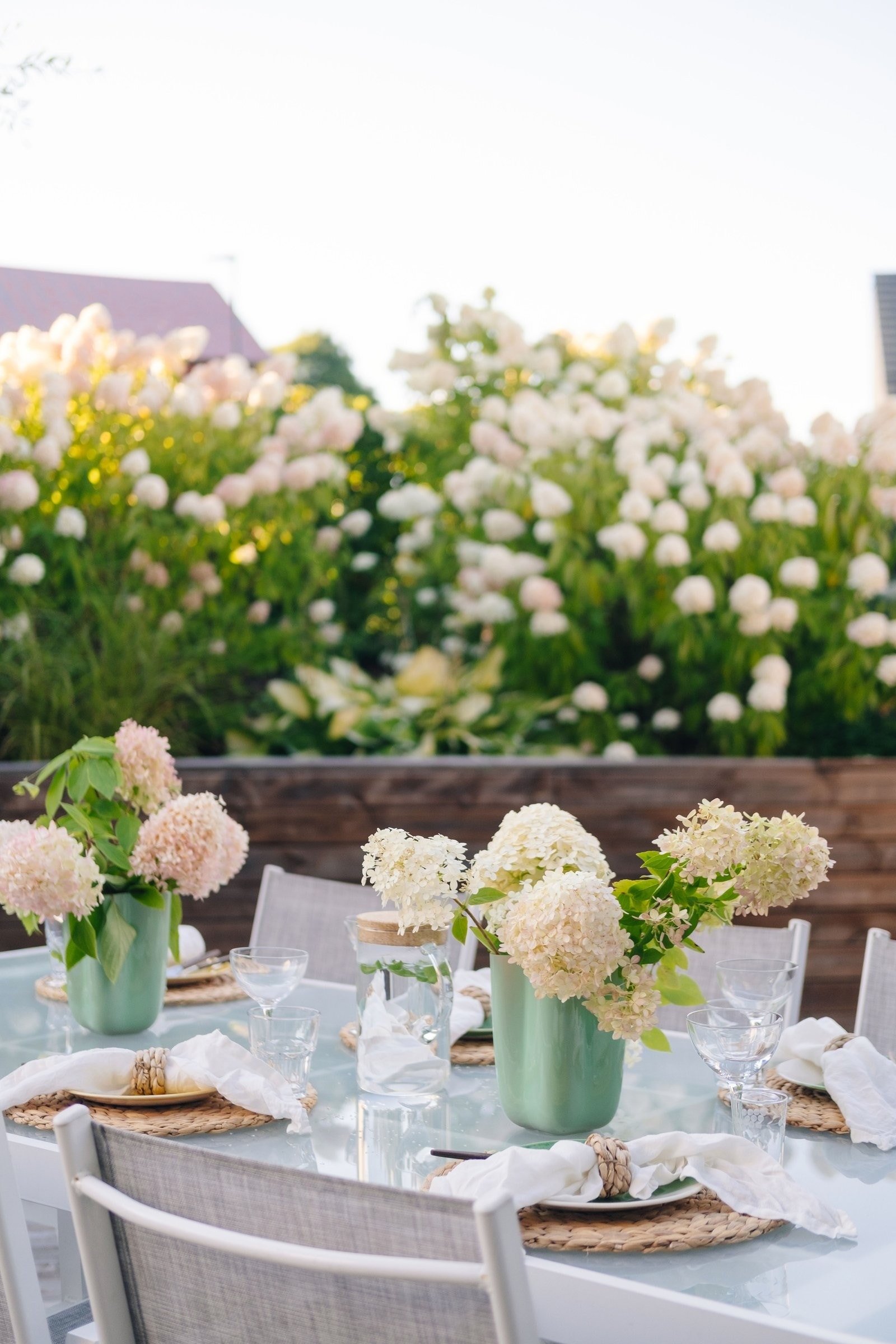 På sensommeren står uteområdet på forsiden av huset i full blomst. Galleribilde
