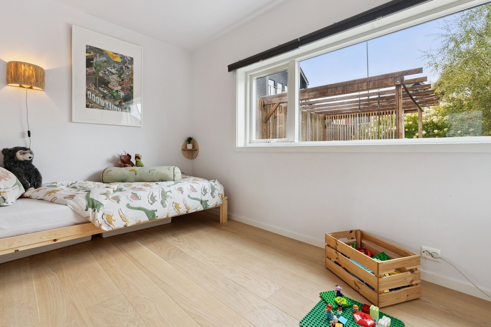 Soverom 4 (8 kvm) vender mot nordøst og inngjerdet privat uteområde. Rommet egner seg godt til barnerom, gjesterom eller hjemmekontor. Galleribilde