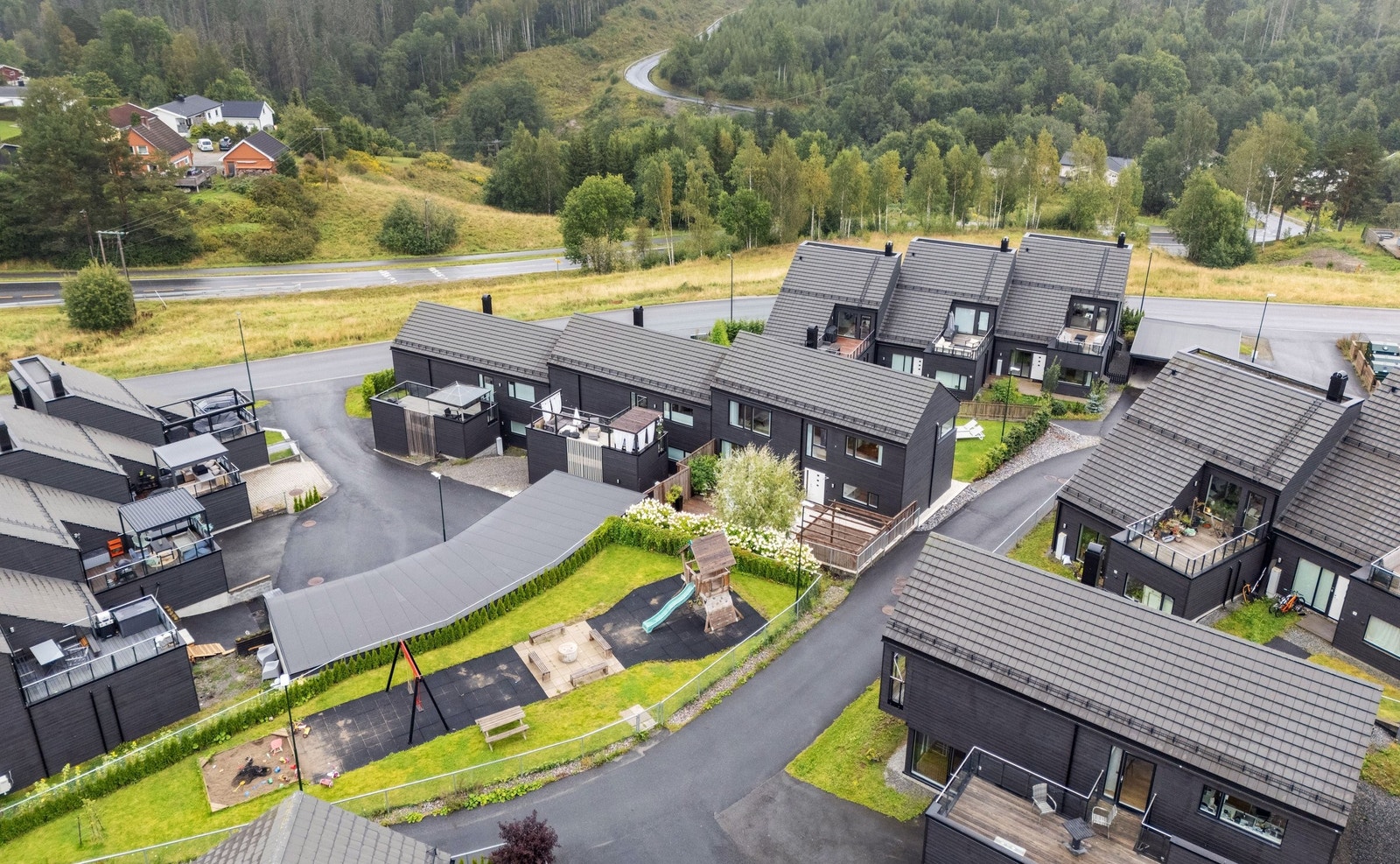 Seterstallen boligsameie er et inkluderende og trygt nabolag med 19 arkitekttegnede boliger. I 2023 investerte sameiet i en omfattende oppgradering av lekeplassen med klatrestativ, huskestativ og bålplass. Galleribilde