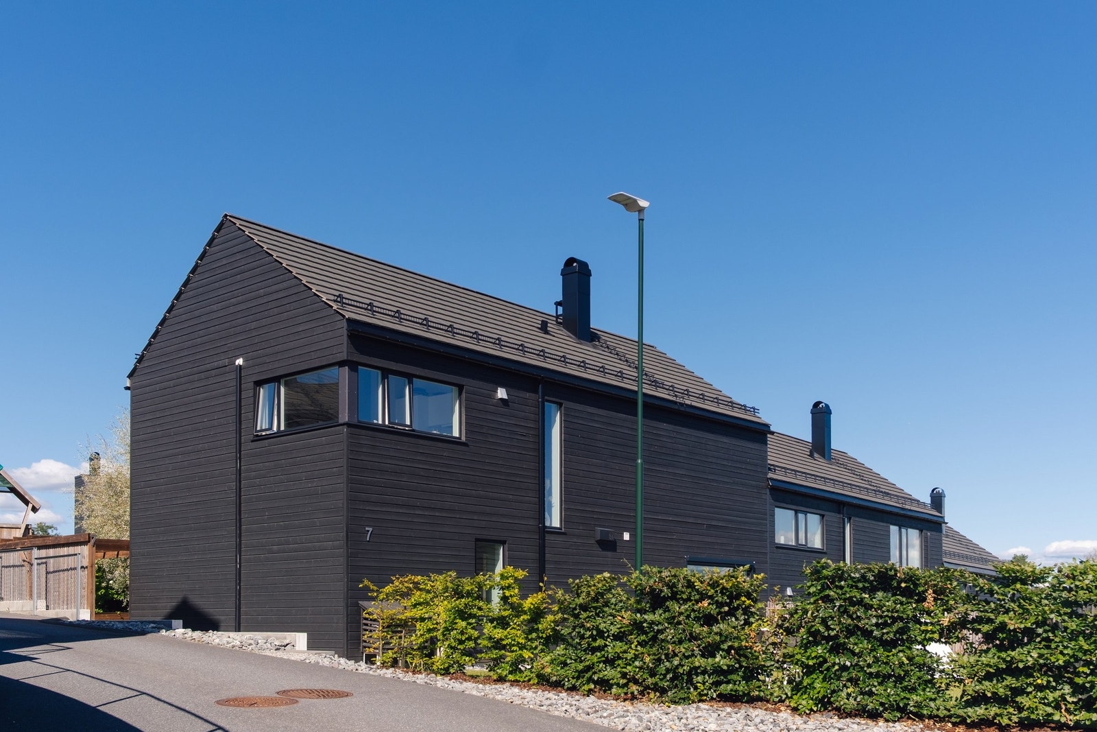 Boligen er enderekkehus med adgang fra to sider. Sørsiden av huset gir enkel tilgang til sameiets felles postkasser, søppelkasser, lekeplass og gjesteparkering. Galleribilde