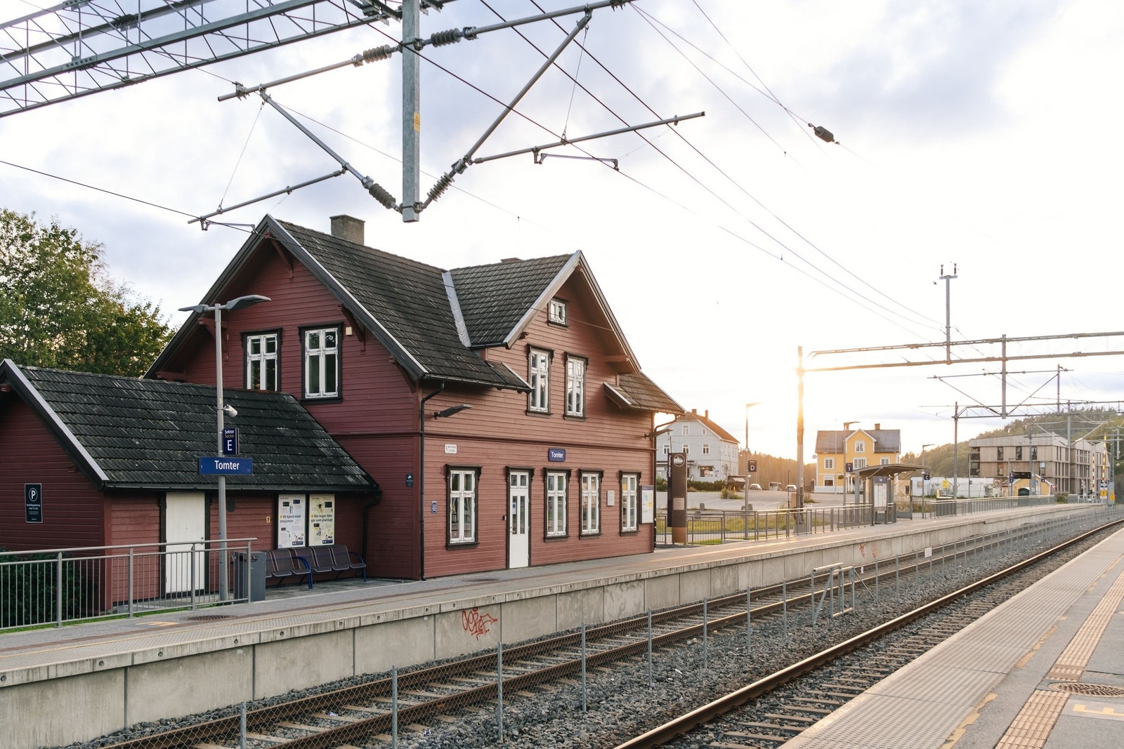 Gangavstand til Tomter Stasjon. Linje R22 tar deg til Ski på 14 min, og Oslo på under en halvtime. I motsatt retning er du i Askim på 16 min og Mysen på 26 min. Galleribilde